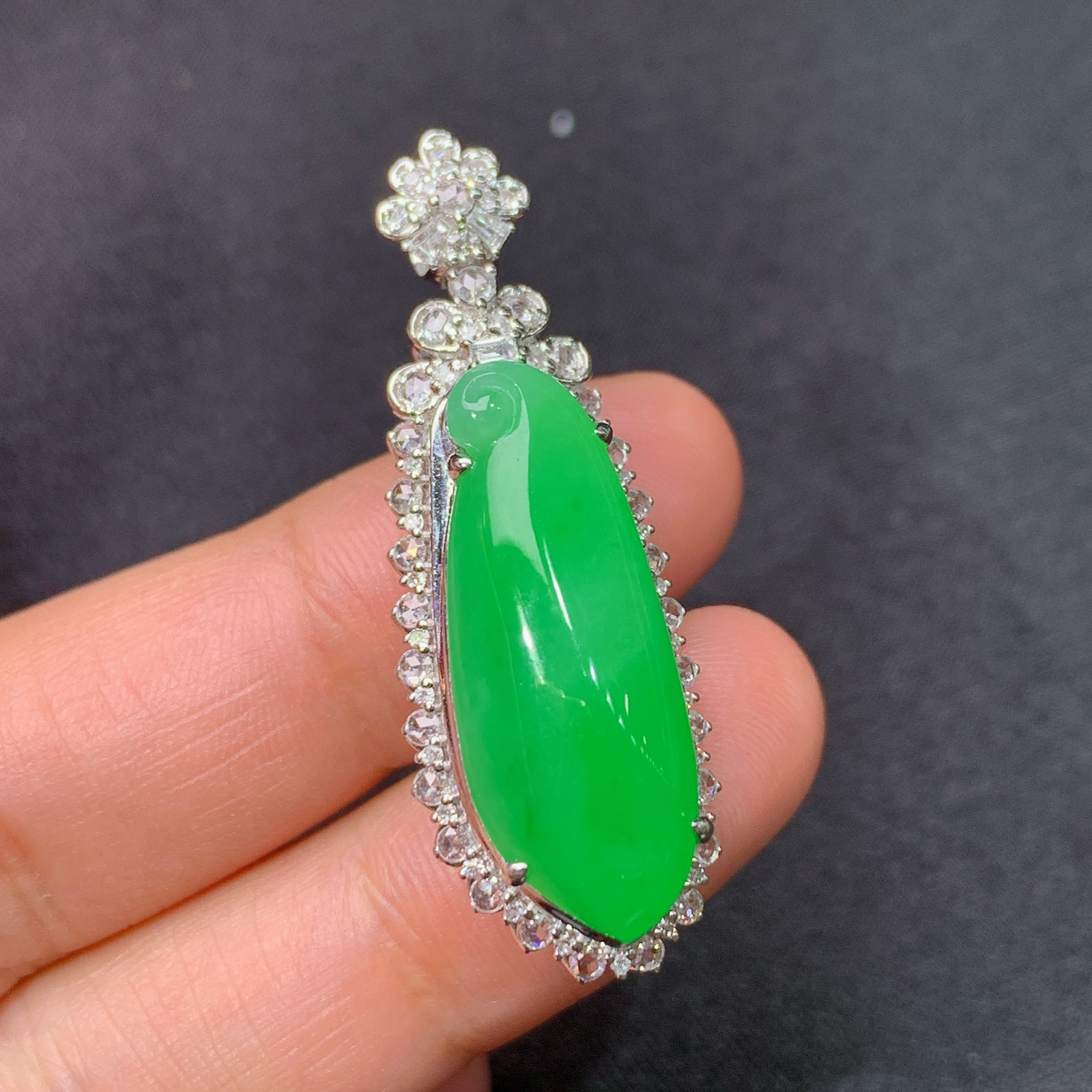 冰阳绿福瓜吊坠，18k金镶嵌，冰润色阳，玉质细腻，种水足，Dd 尺寸39.7*13.9*12.7