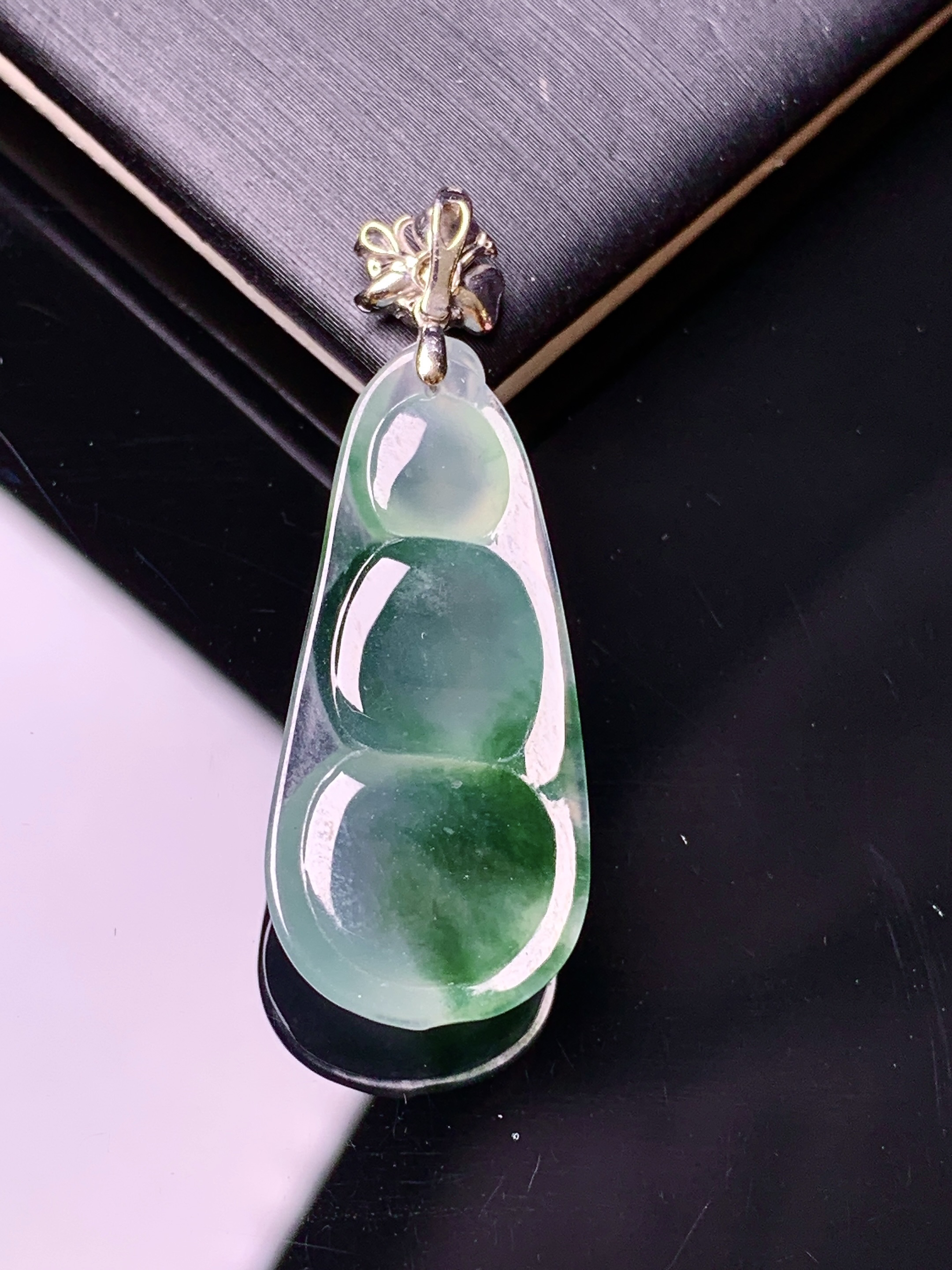 18k金钻镶嵌冰种飘绿四季豆吊坠 玉质细腻 色泽艳丽 整体尺寸35.7*12.6*6c1