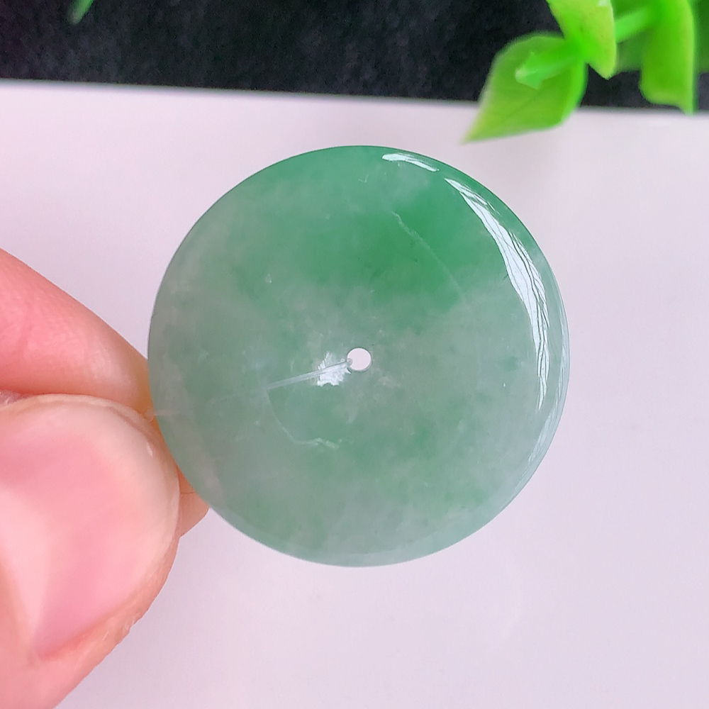 冰润飘花平安扣吊坠，厚装饱满，冰润剔透，细腻水足，种质润泽，飘花灵动，佩戴优雅大气，W49.9   尺寸：24.8-4.8mm