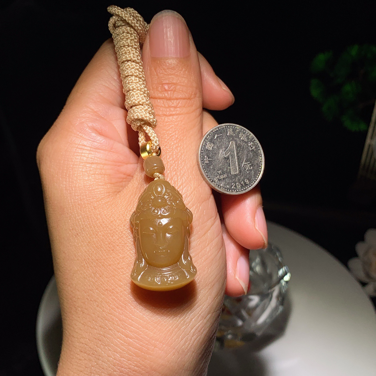 新疆和田玉白且末糖观音头挂件。尺寸30/18/9重11克。玉质细腻油润。手推出油。佩戴高端典雅。lt260309