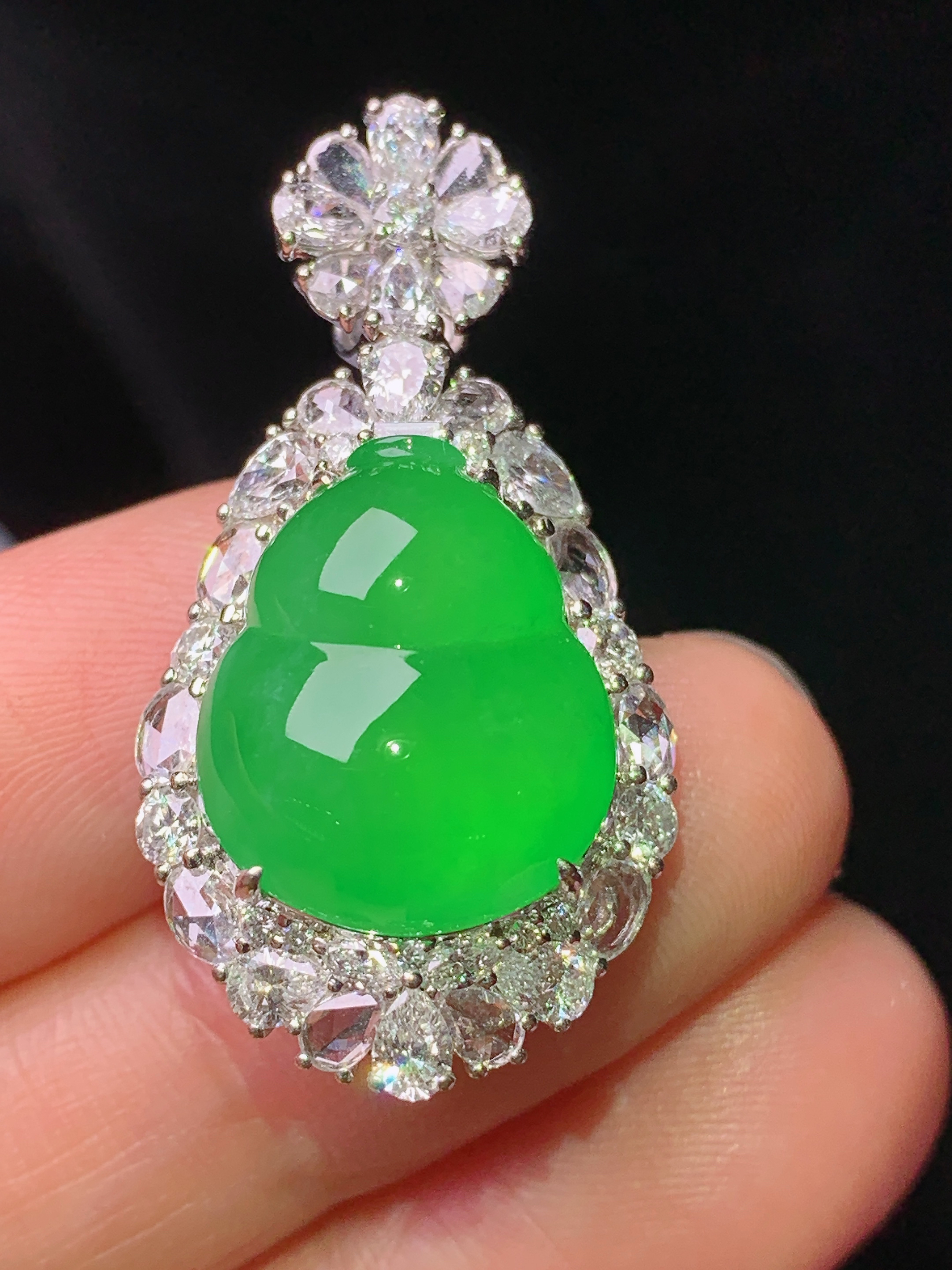 18k金钻镶嵌满绿葫芦吊坠 玉质细腻 色泽艳丽 整体尺寸34.3*17.8*13s1