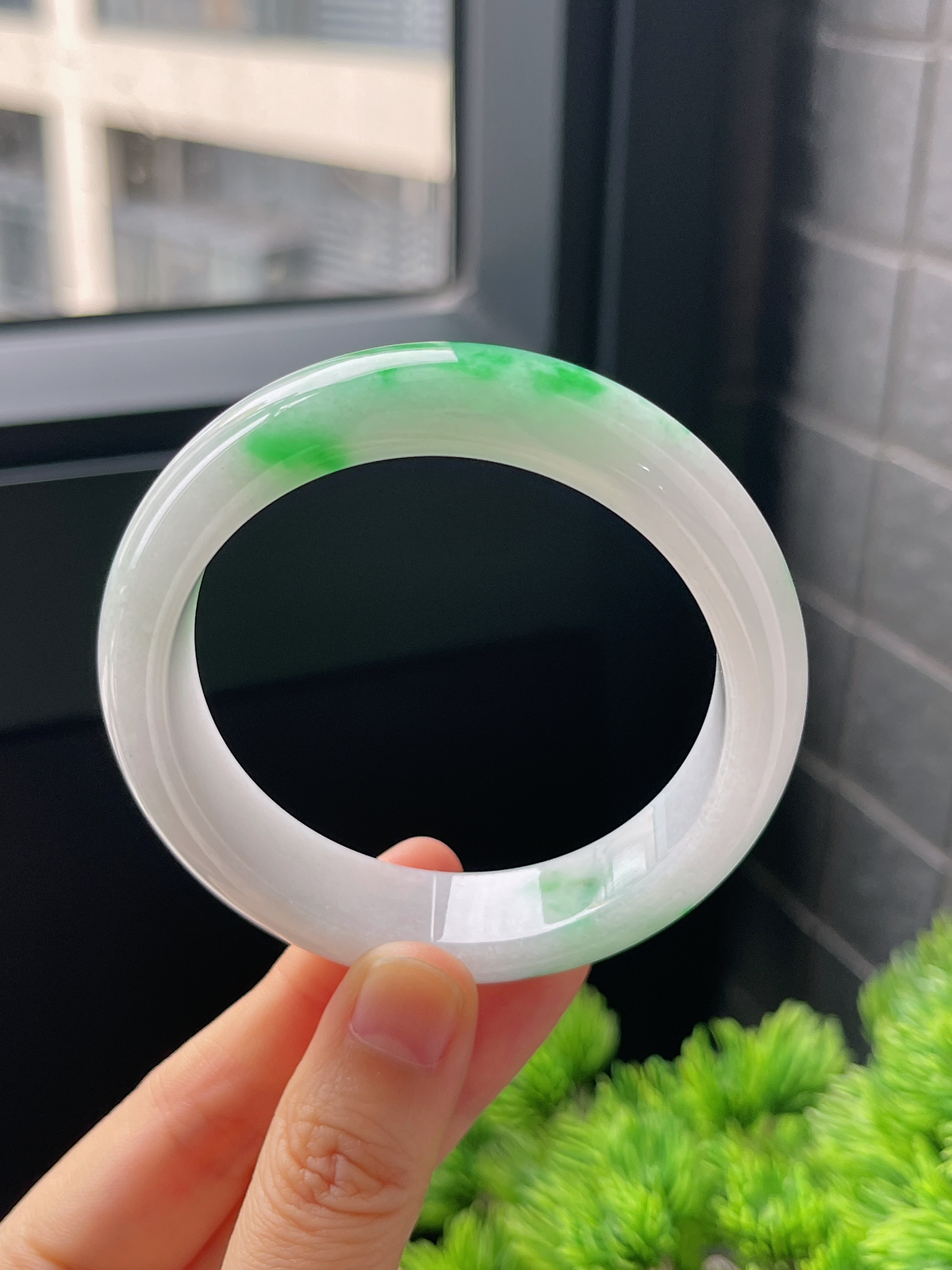 正圈54.8圈口，翡翠冰糯种飘绿手镯