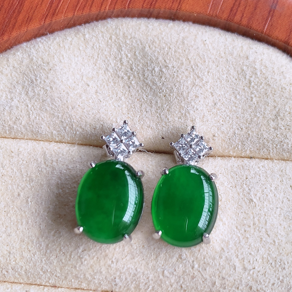 冰透满绿翡翠925银镶嵌蛋面耳钉，自然光实拍，翠色灵动，颜色漂亮，种老水足，品相佳，佩戴佳品！W50