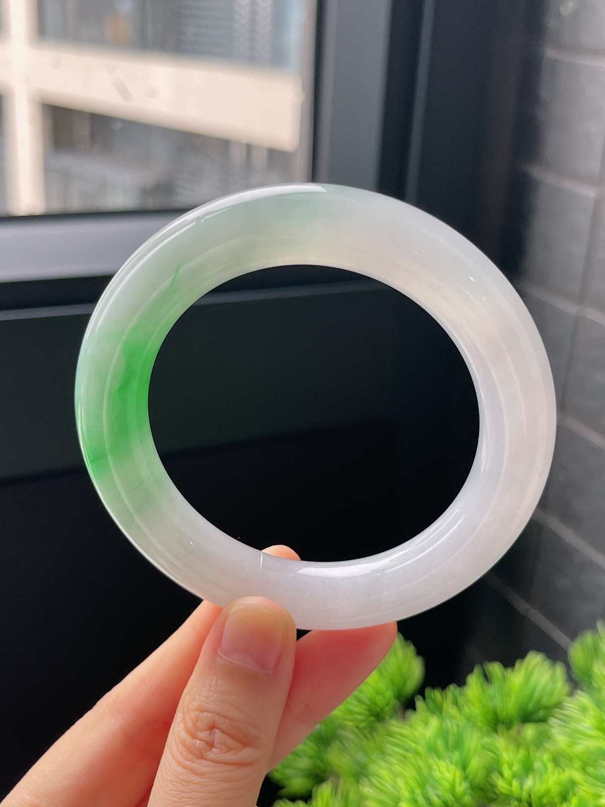 圆镯55.7圈口，翡翠冰糯种飘绿手镯