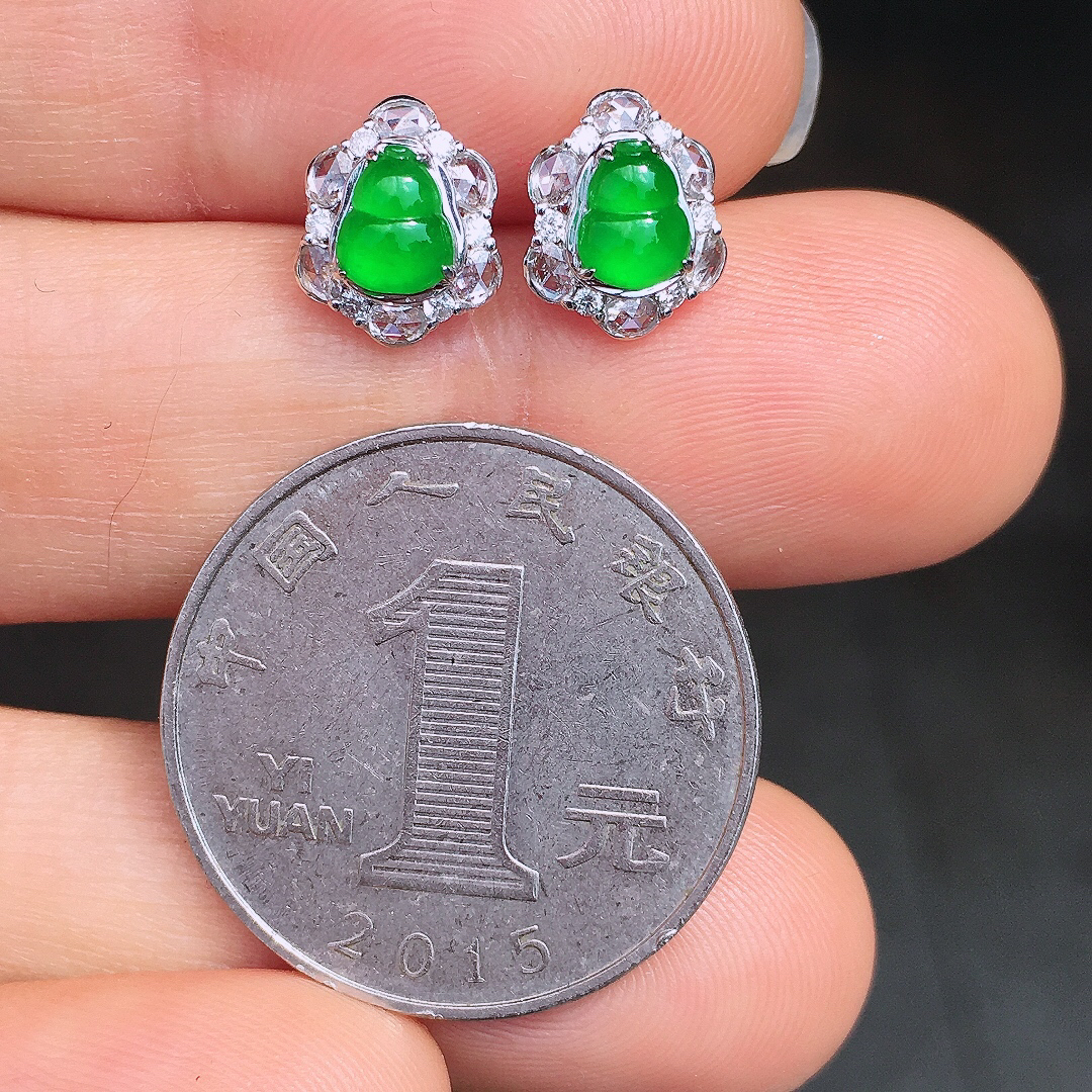 阳绿葫芦耳钉，色泽均匀艳丽，玉质细腻，荧光感超
强，饱满圆润，尽显优雅气质，18k
金豪华镶嵌