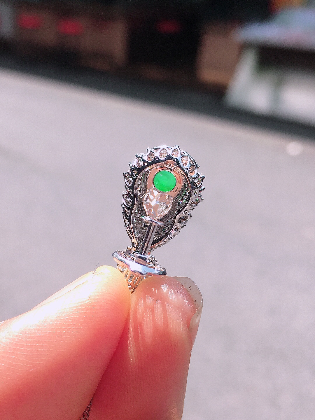 阳绿葫芦吊坠，色泽均匀艳丽，玉质细腻，荧光感超
强，饱满圆润，尽显优雅气质，18k
金豪华镶嵌