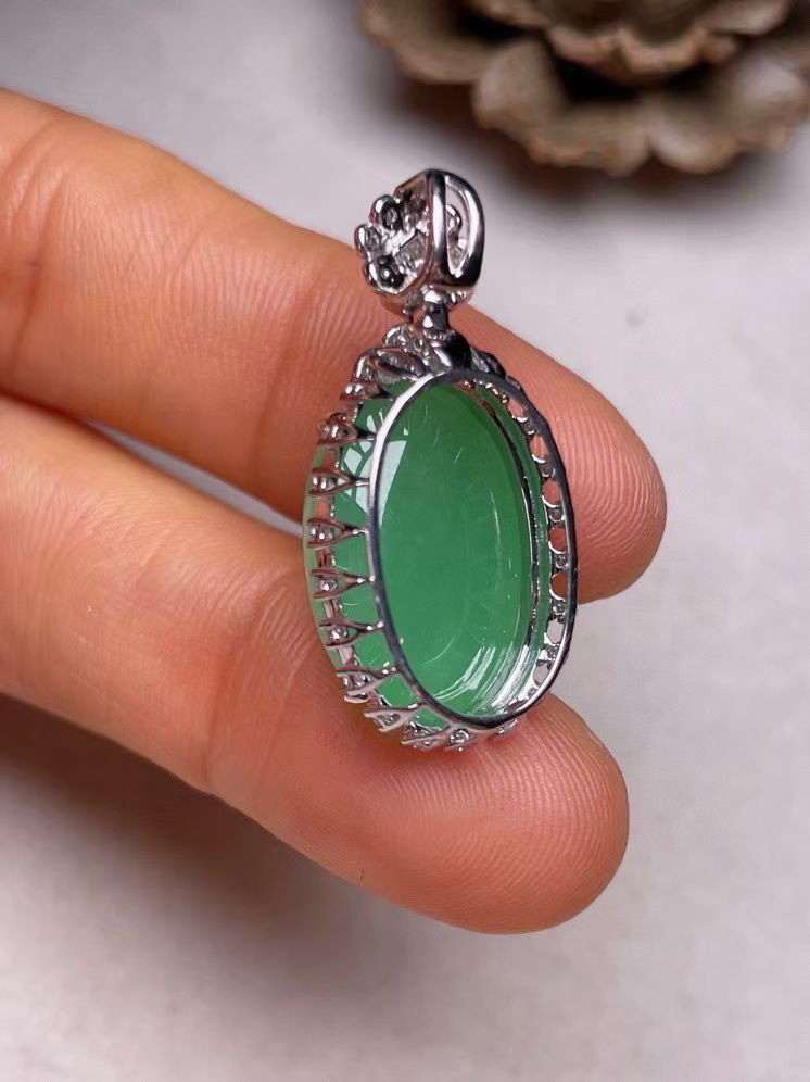 冰糯种满色蛋面吊坠、真金真钻镶嵌，种水好，玉质细腻 .裸石尺寸  17.3*11.6