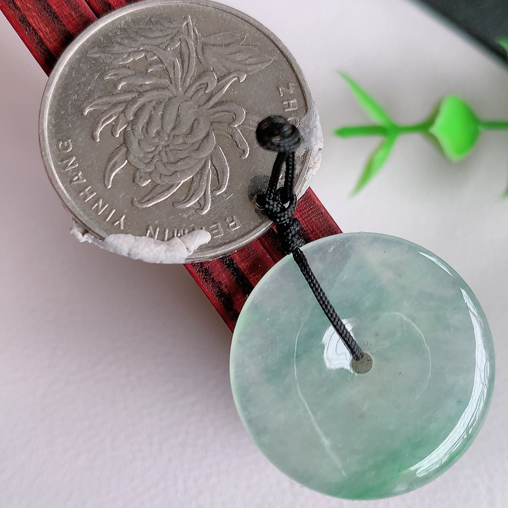 冰润飘花平安扣吊坠，厚装饱满，冰润剔透，细腻水足，种质润泽，飘花灵动，佩戴优雅大气，W141.9   尺寸：23.5-3.6mm