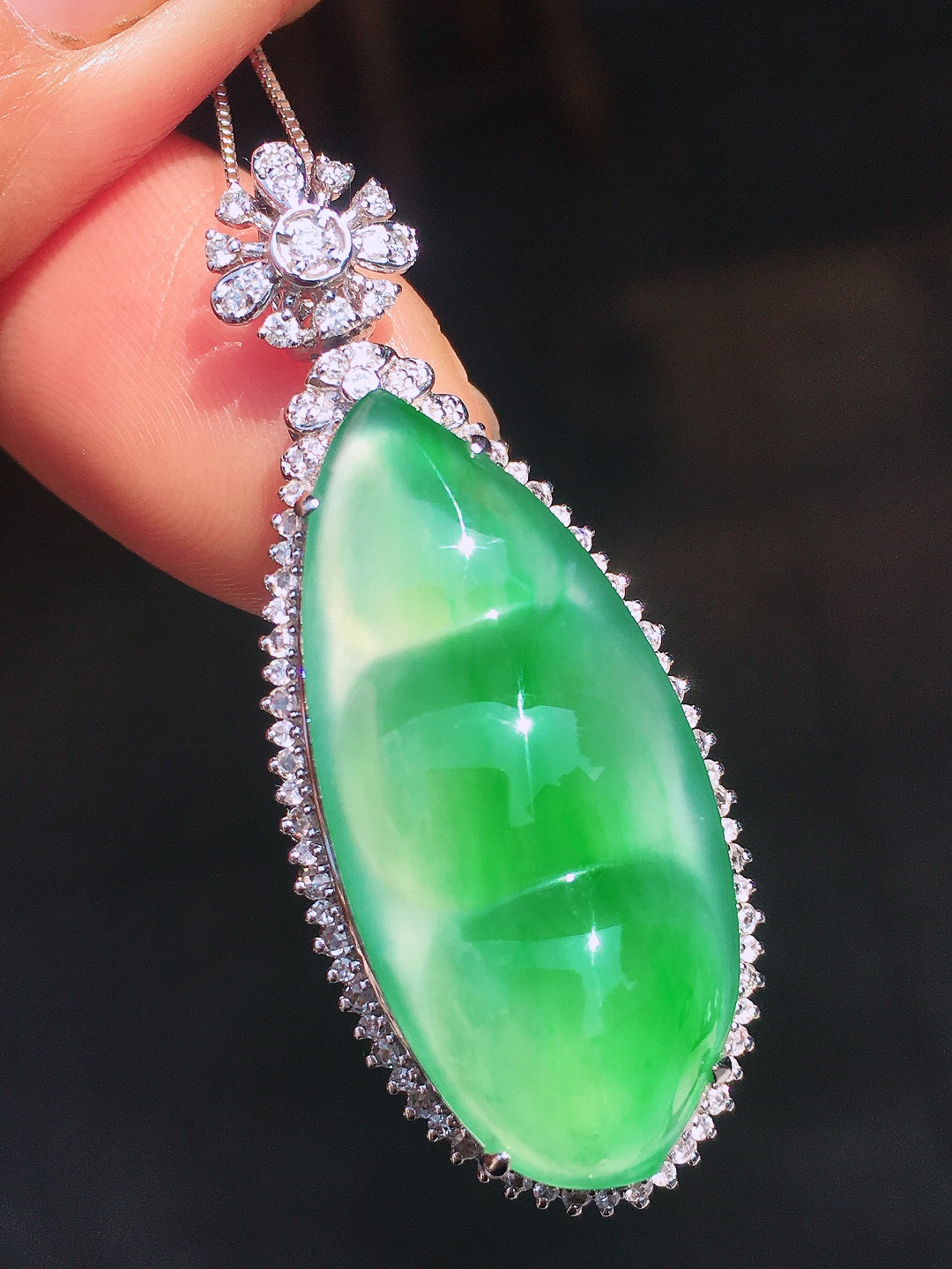 阳绿福豆吊坠，色泽均匀艳丽，玉质细腻，荧光感超
强，饱满圆润，尽显优雅气质，18k
金豪华镶嵌