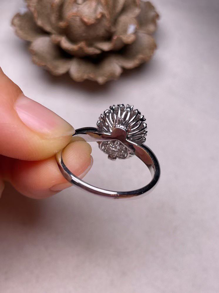 冰种阳绿蛋面戒指、真金真钻镶嵌，种水好，玉质细腻 .裸石尺寸 7.7*5.5‘