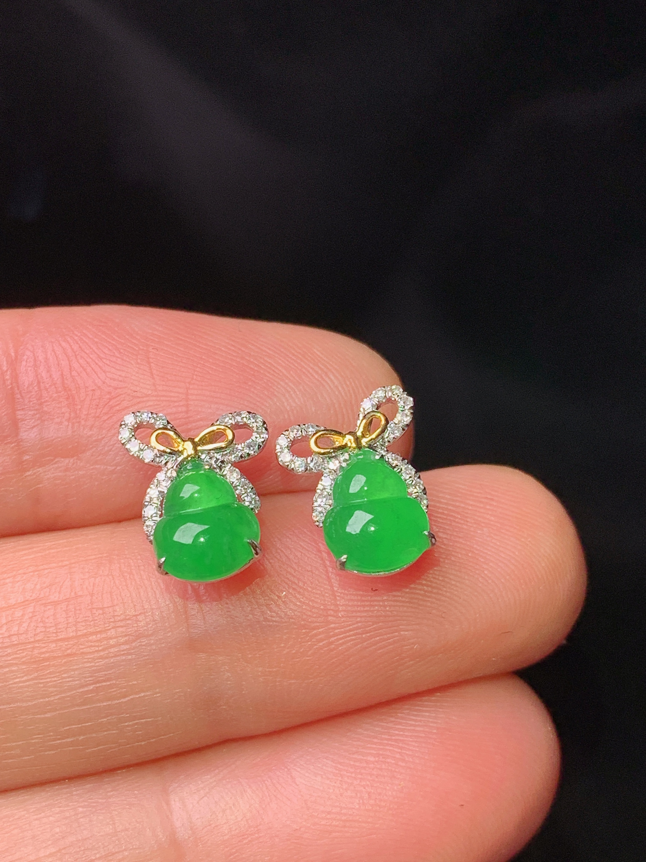 18k金钻镶嵌满绿葫芦耳钉 玉质细腻 色泽艳丽 整体尺寸10*8.5*3yz