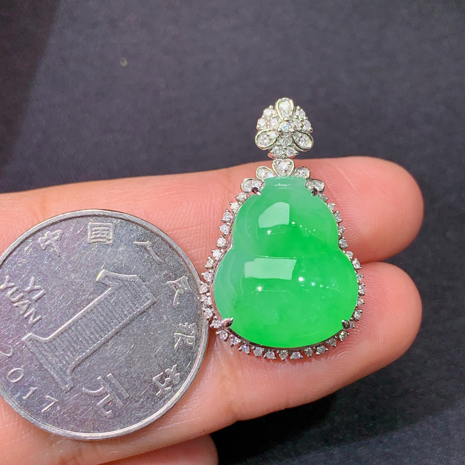 冰阳绿葫芦吊坠，18k金镶嵌，冰润色阳，玉质细腻，种水足，Jj 尺寸27.9*17.5*9.8