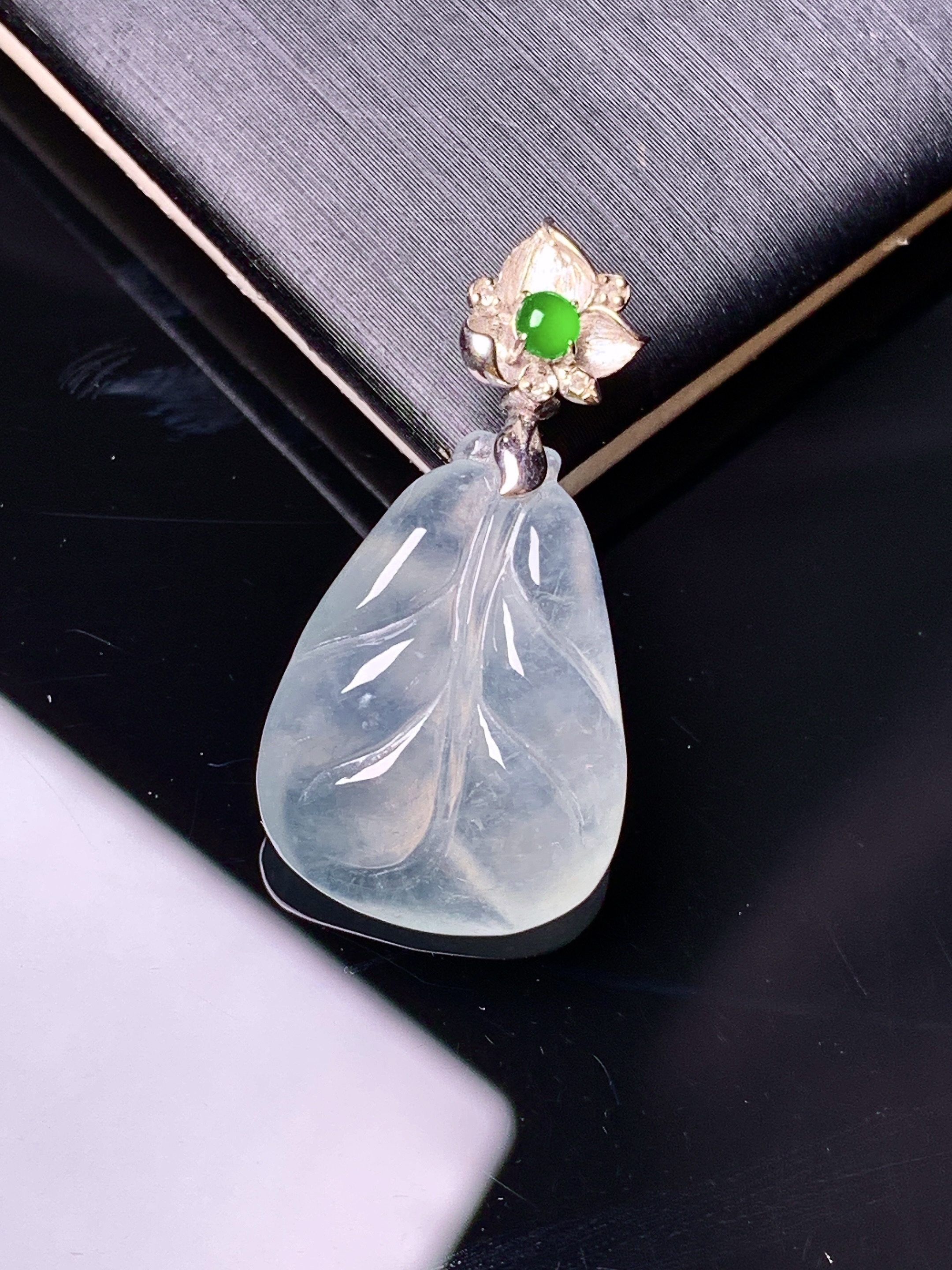 18k金钻镶嵌冰种树叶吊坠 玉质细腻 色泽艳丽 2x整体尺寸28*14*6.5