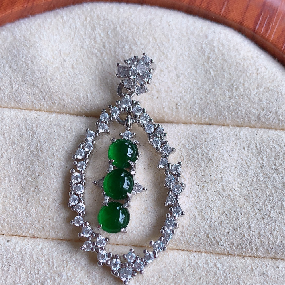 冰润飘绿圆珠翡翠吊坠，质地细腻，清秀高雅，饱满圆润  款式大方经典，颜色鲜艳，沁人心脾，高质量精品   W502.9  整体尺寸：32.8-15.8-4mm   裸石尺寸：4mm