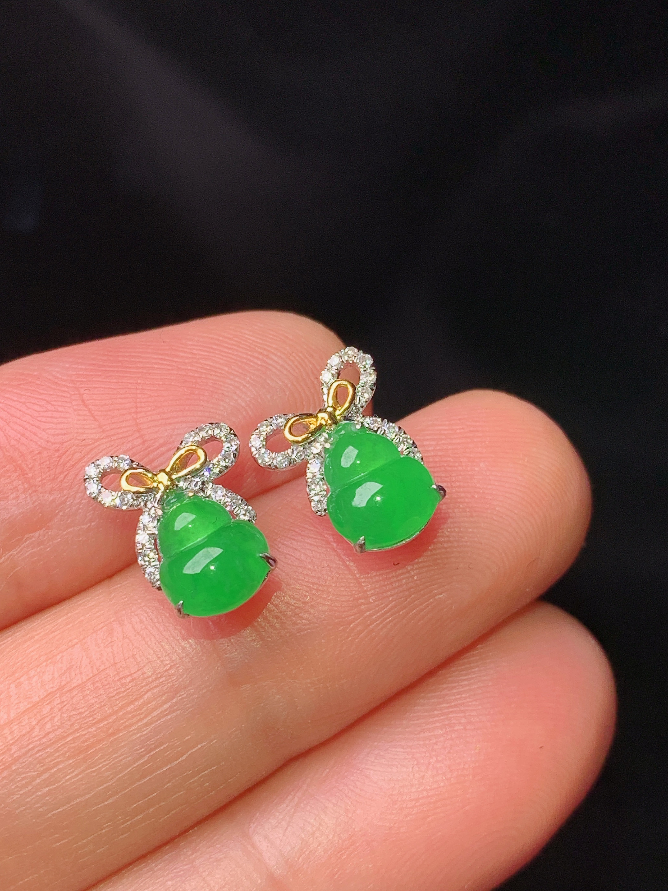 18k金钻镶嵌满绿葫芦耳钉 玉质细腻 色泽艳丽 整体尺寸10*8.5*3yz
