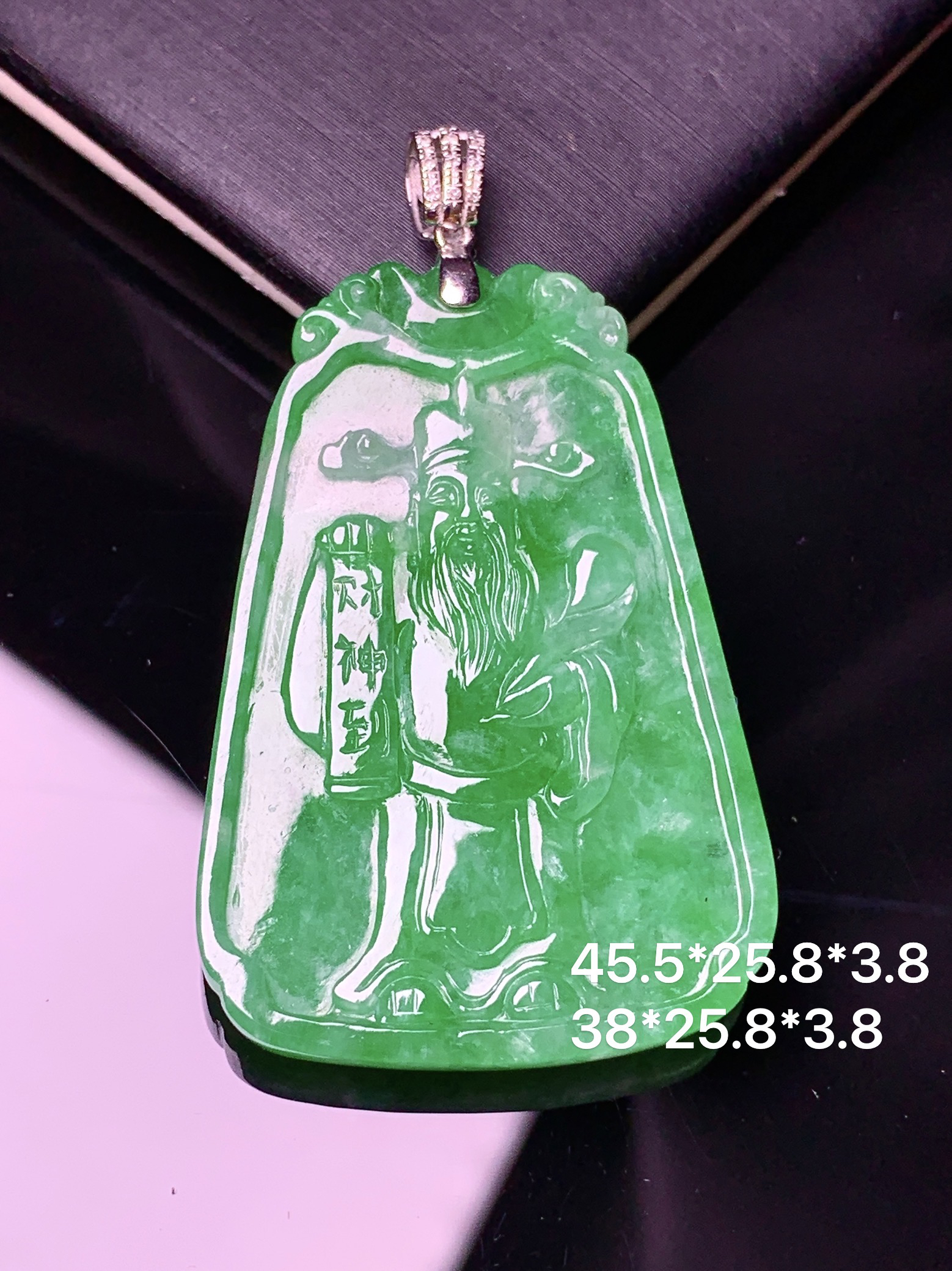 18k金钻镶嵌翠绿财神吊坠 玉质细腻 色泽艳丽 整体尺寸46.5*25.8*3.8z1