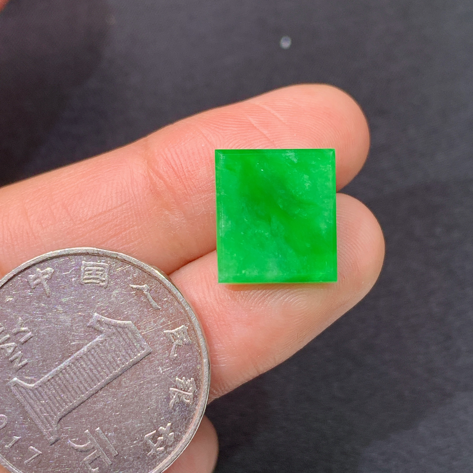 冰阳绿马鞍，镶嵌佳品，冰润色阳，种水足 Hon 尺寸12.8*11.7*3.8