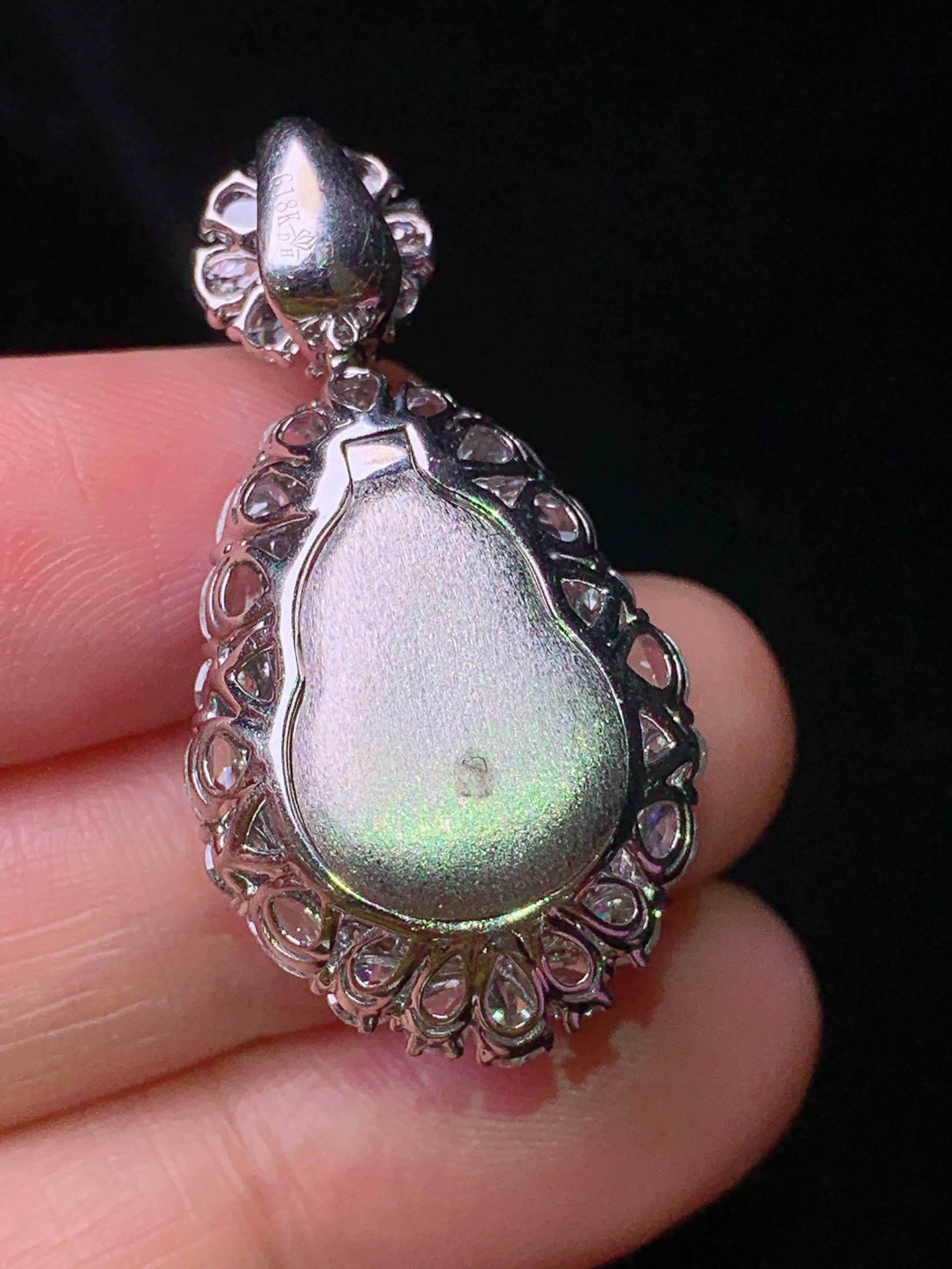 18k金钻镶嵌满绿葫芦吊坠 玉质细腻 色泽艳丽 整体尺寸34.3*17.8*13s1