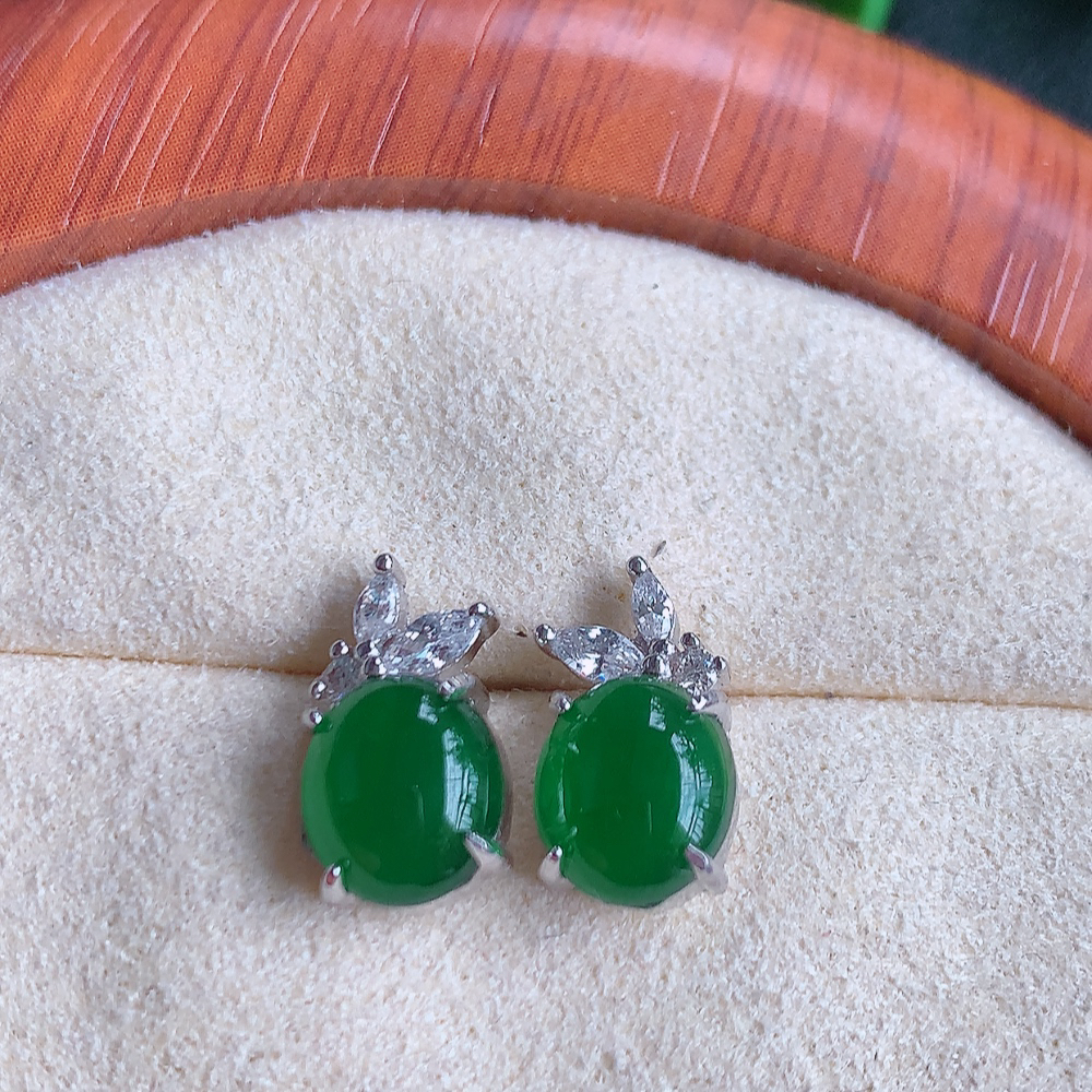 冰透满绿翡翠925银镶嵌蛋面耳钉，自然光实拍，翠色灵动，颜色漂亮，种老水足，品相佳，佩戴佳品！W502.9  取一整体尺寸：12.5-7-4.8mm  裸石尺寸：7.6-7mm