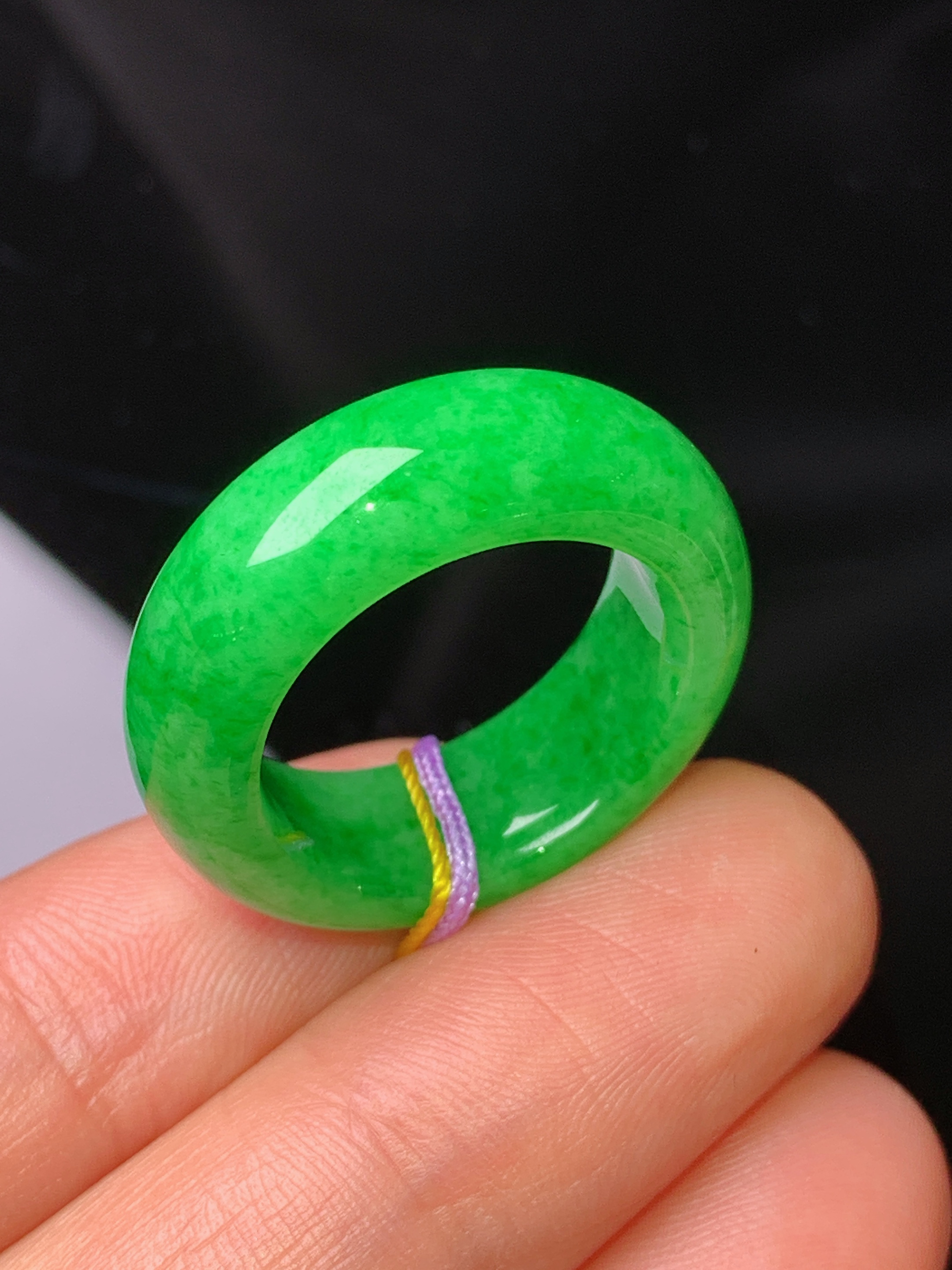 翠绿指环 玉质细腻 色泽艳丽 圈口12.5 整体尺寸25.3*765*4.2b1