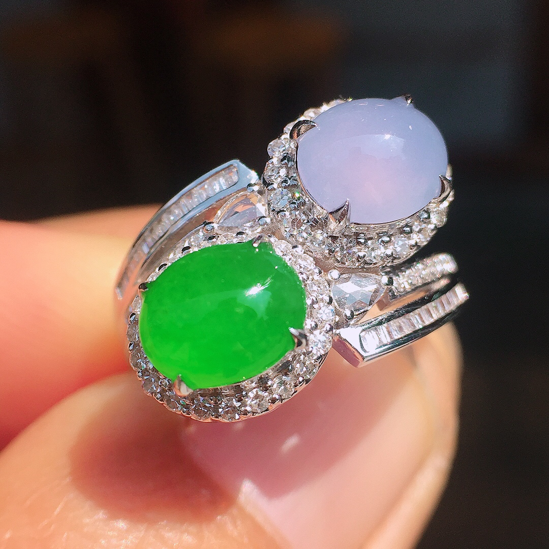 （紫+绿）二合一戒指，色泽均匀艳丽，玉质细腻，荧光感超
强，饱满圆润，尽显优雅气质，18k
金豪华镶嵌