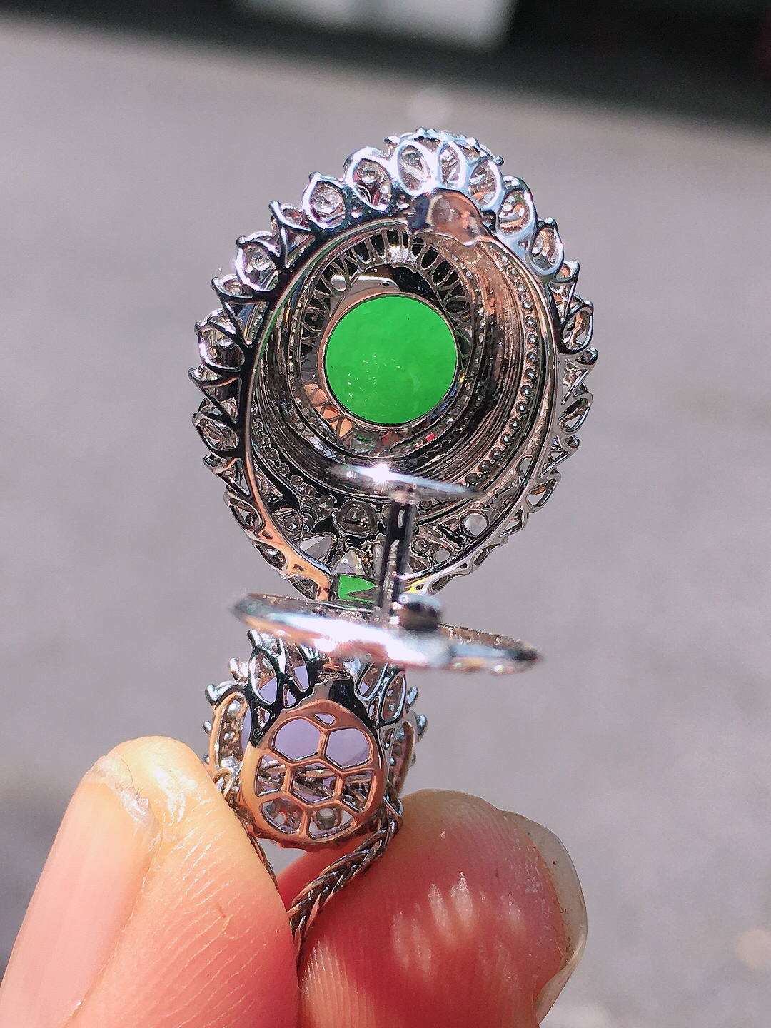 （紫+绿）二合一吊坠，色泽均匀艳丽，玉质细腻，荧光感超
强，饱满圆润，尽显优雅气质，18k
金豪华镶嵌