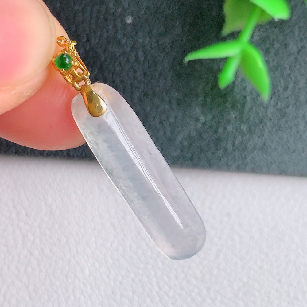 冰无事牌翡翠吊坠，平平安安，万事如意，沁人心脾，清秀高雅，18k金镶嵌   W142.9 尺寸： 26.8-7.3-4mm