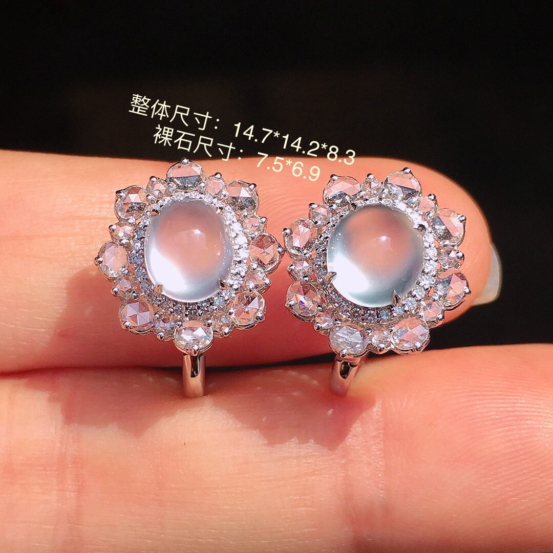 玻璃种蛋面耳钉，玉质细腻，荧光感超
强，饱满圆润，尽显优雅气质，18k
金豪华镶嵌