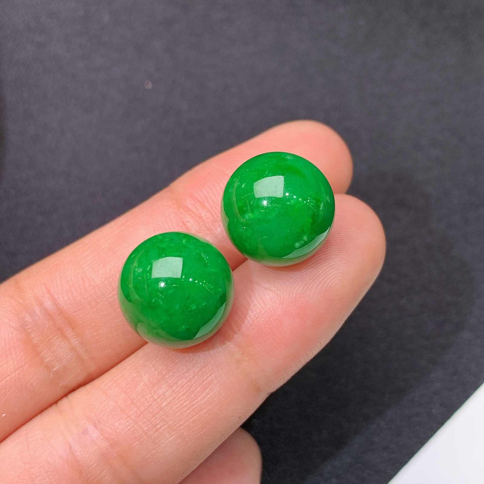 辣绿圆珠一对，镶嵌佳品，冰润色阳，种水足，Be 尺寸12.5