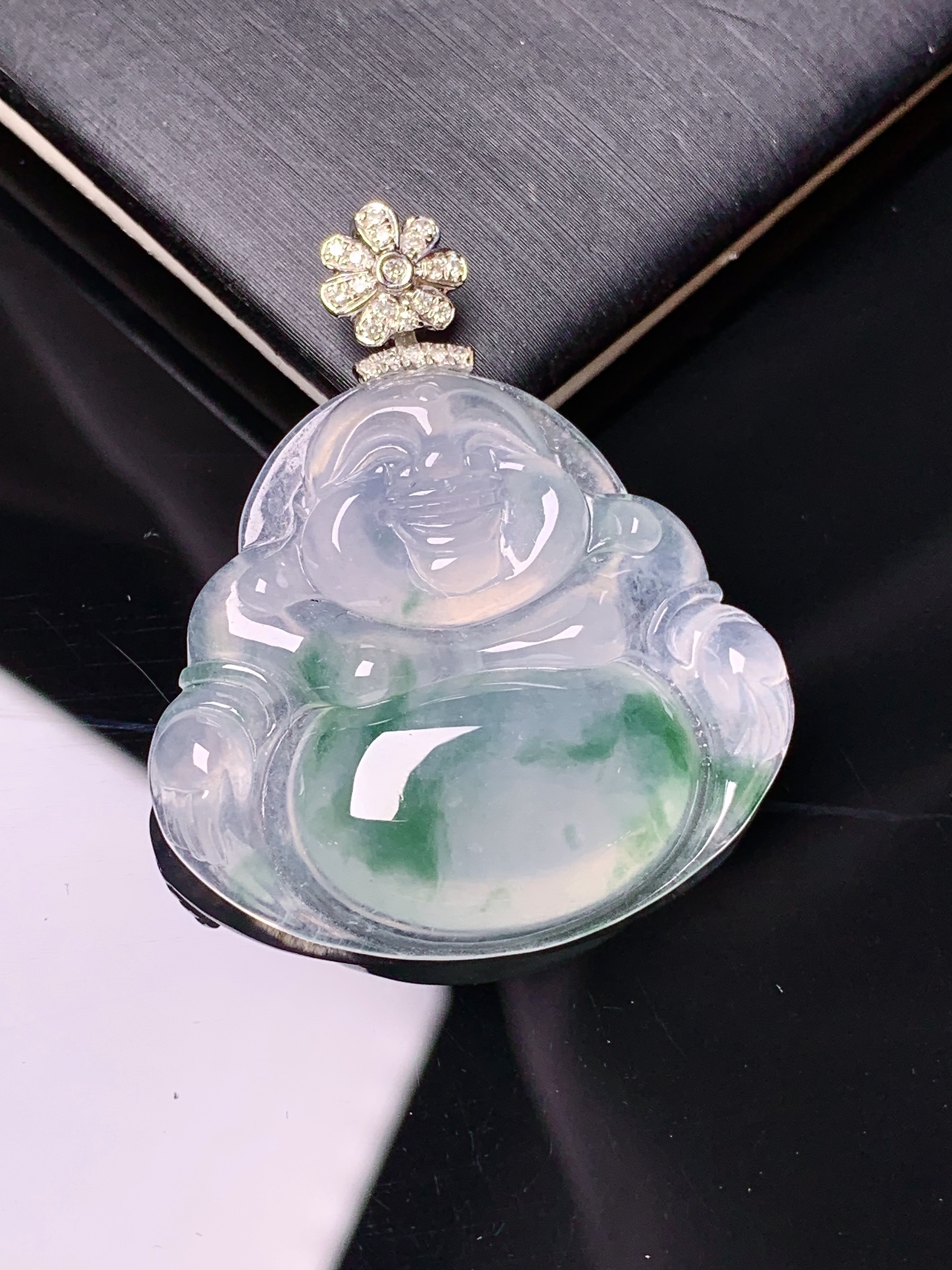 18k金钻镶嵌冰种飘绿佛公吊坠 玉质细腻 色泽艳丽 整体尺寸37*31.5*6