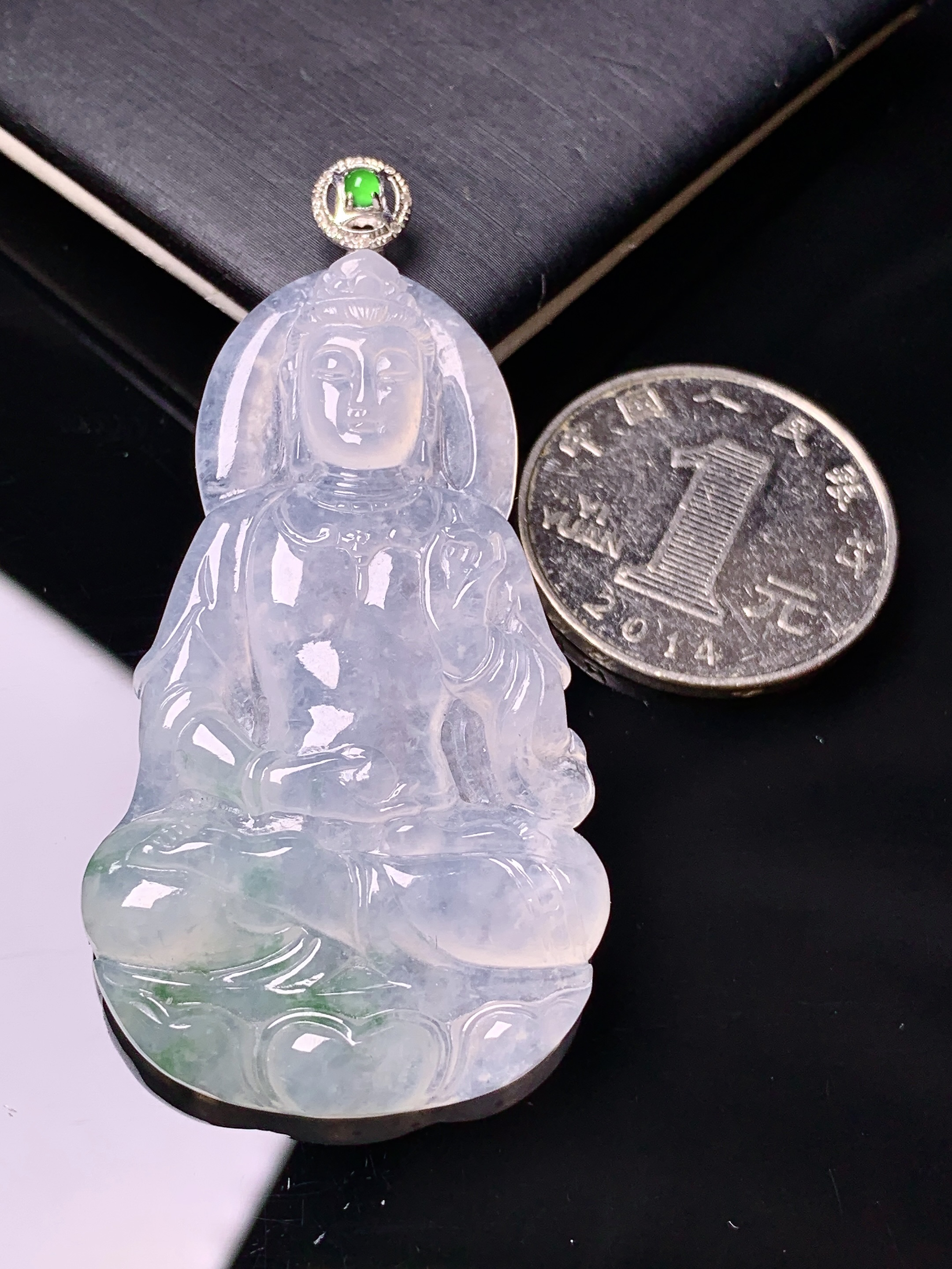 18k金钻镶嵌冰种飘绿观音吊坠 玉质细腻 色泽艳丽 2x整体尺寸57.8*29.5*5.5