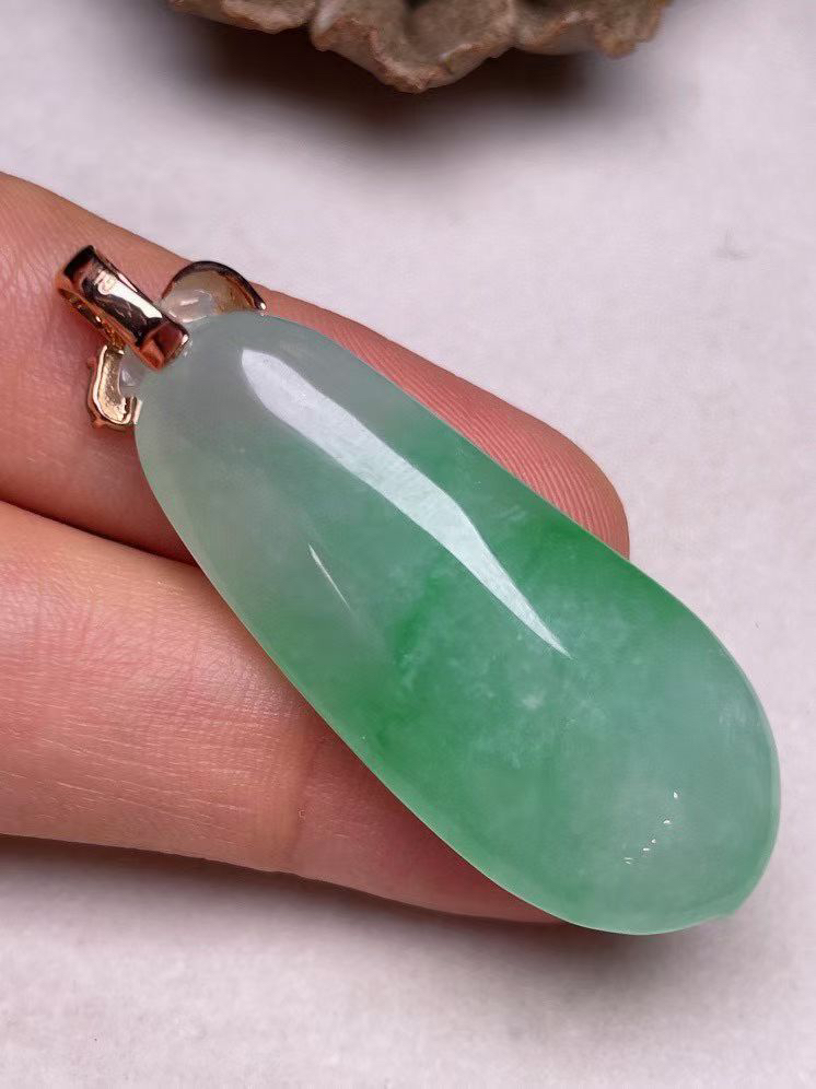 冰种飘绿福瓜吊坠、真金真钻镶嵌，种水好，玉质细腻 .裸石尺寸 39.5*16.3‘