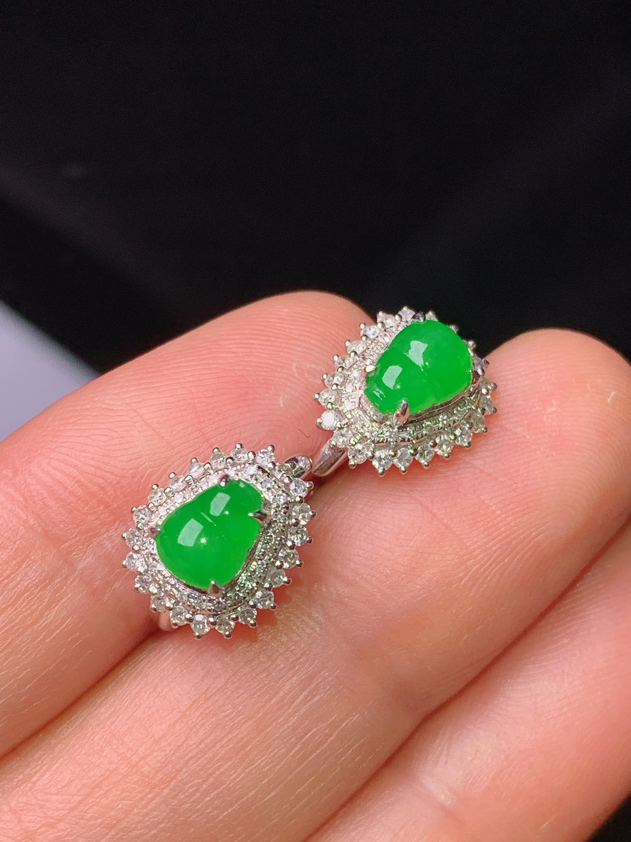 18k金钻镶嵌满绿葫芦耳钉 玉质细腻 色泽艳丽 整体尺寸11.2*9.6*5.2c2