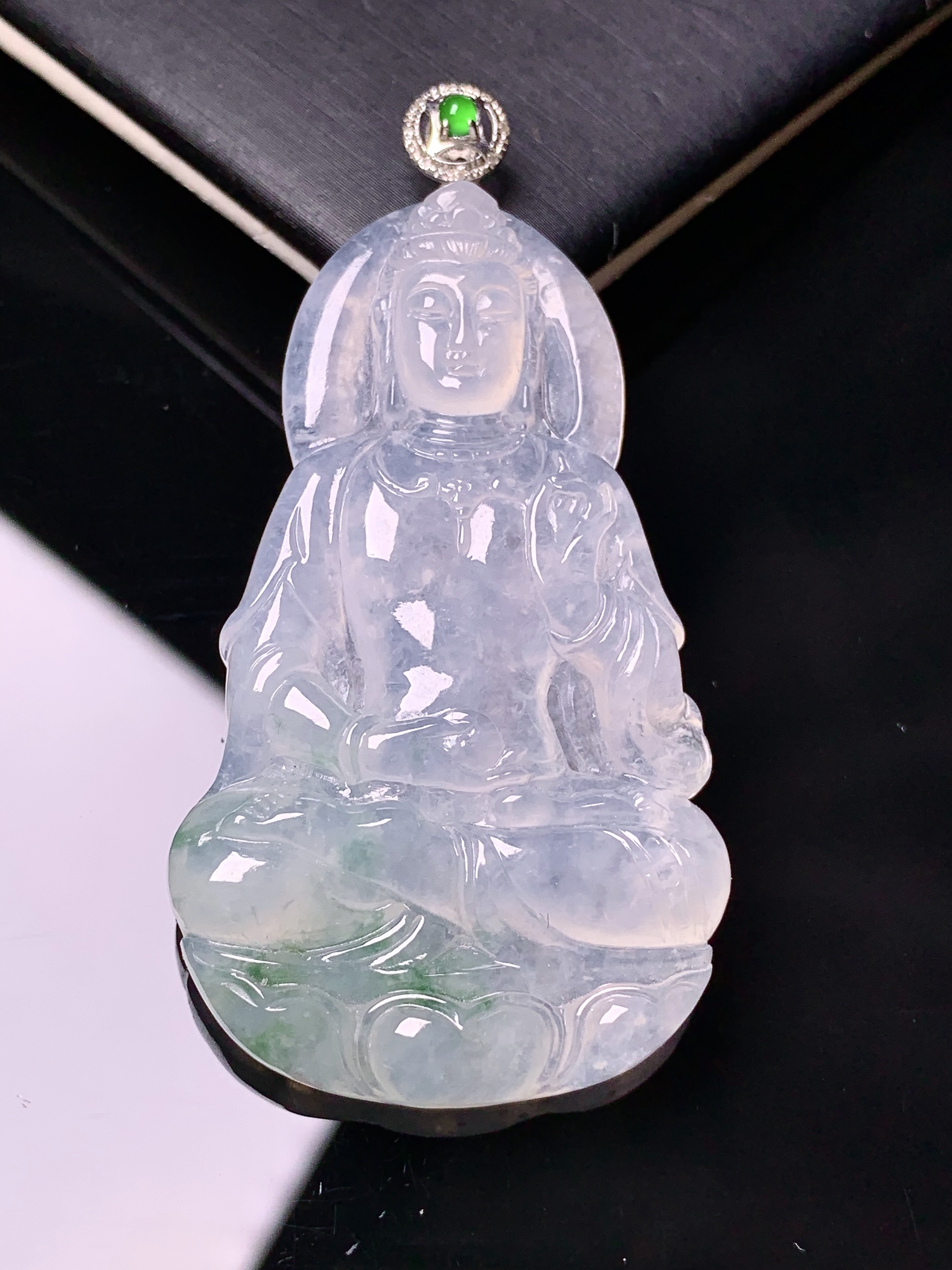 18k金钻镶嵌冰种飘绿观音吊坠 玉质细腻 色泽艳丽 2x整体尺寸57.8*29.5*5.5