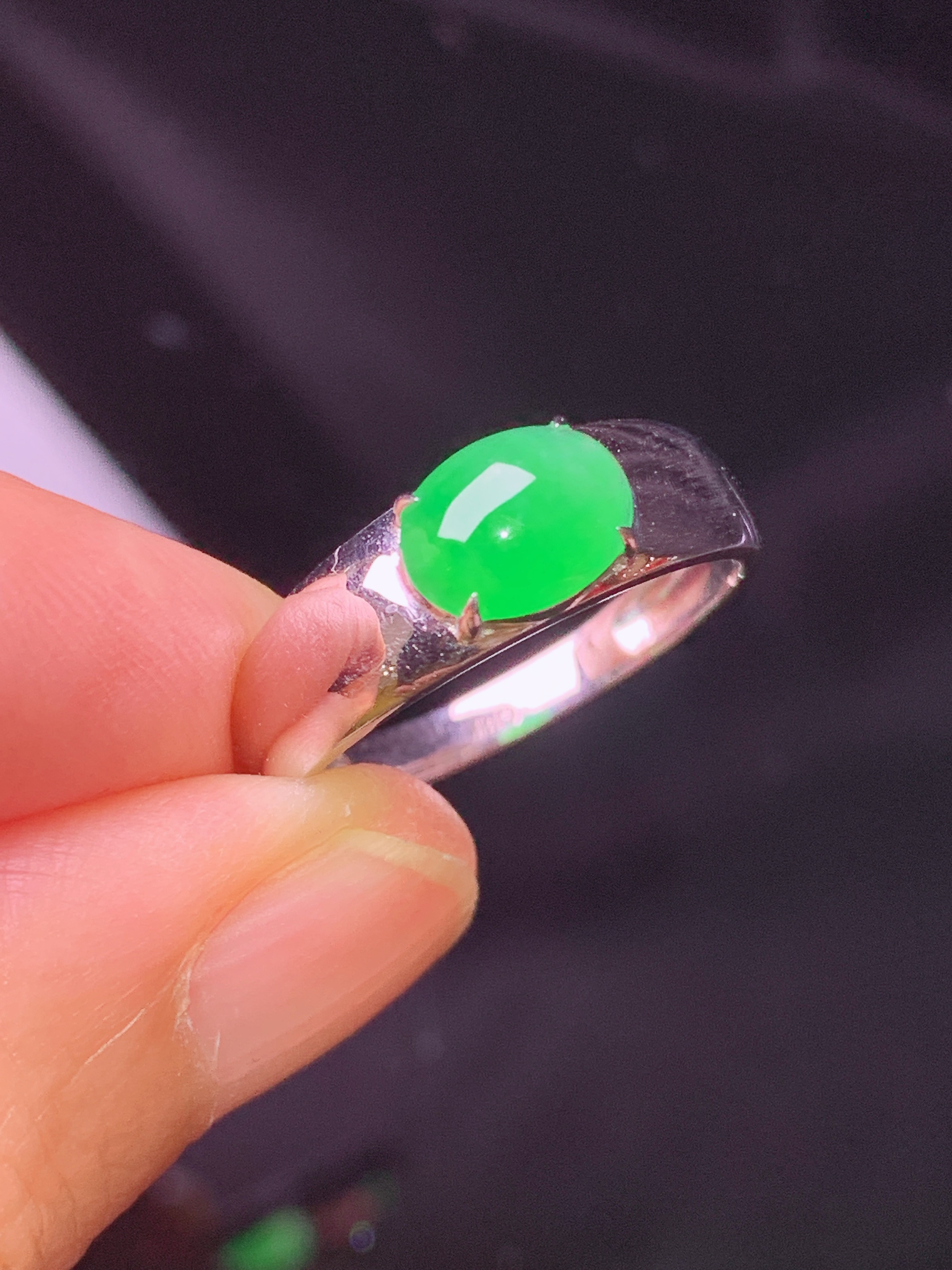 18k金镶嵌满绿蛋面戒指 玉质细腻 色泽艳丽 圈口14 整体尺寸5.6*7.3*3b2