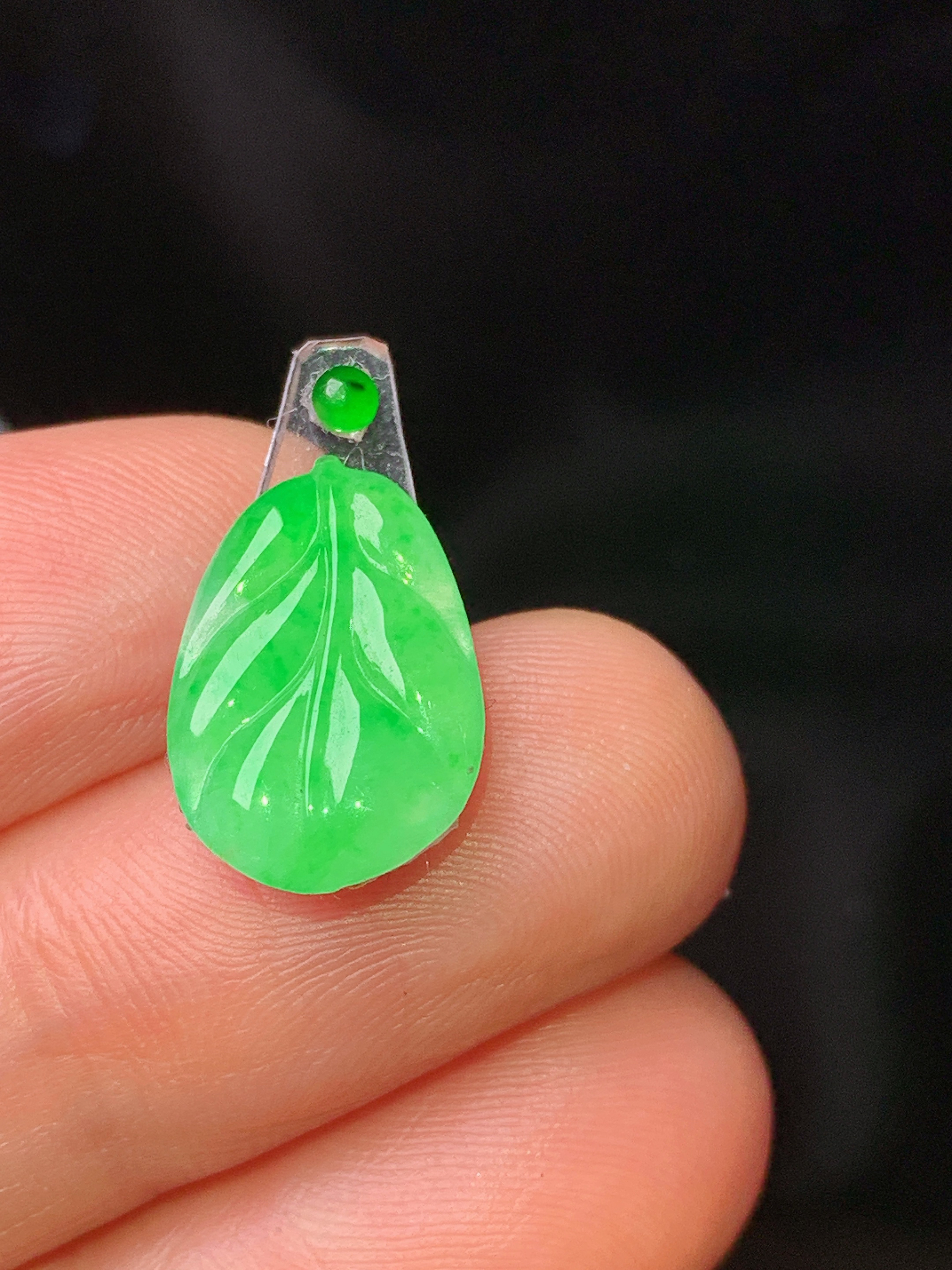 镶嵌款 翠绿树叶吊坠 玉质细腻 色泽艳丽 2x 整体尺寸14.5*9.8*2