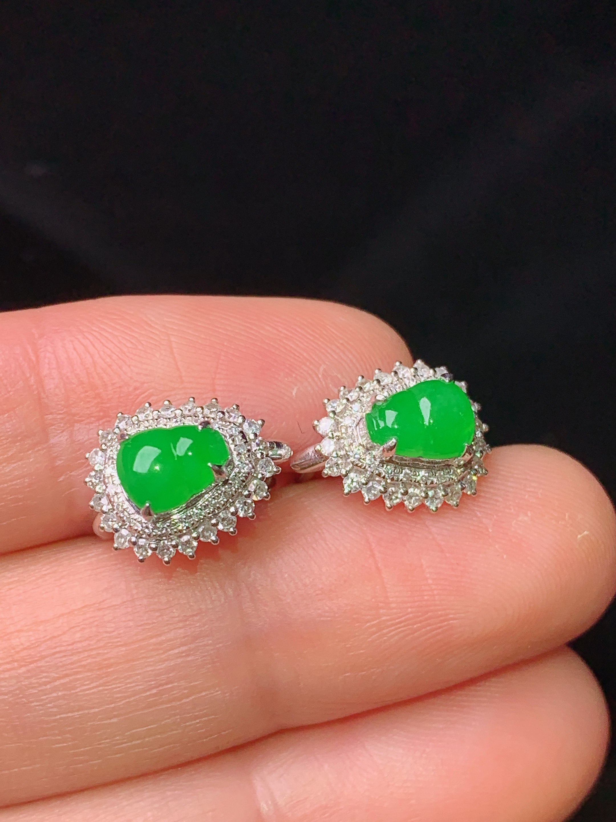 18k金钻镶嵌满绿葫芦耳钉 玉质细腻 色泽艳丽 整体尺寸11.2*9.6*5.2c2