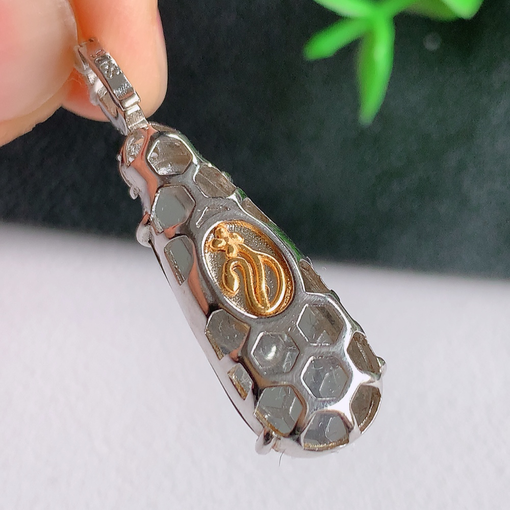 冰润满绿福豆翡翠挂件，老种飘花  冰清玉洁  胶感十足  寓意“四季平安，福气满满”颜色鲜艳，清新自然，饱满通透   W502.9  整体尺寸：32.3-10-7.6mm   裸石尺寸：22-9.2mm