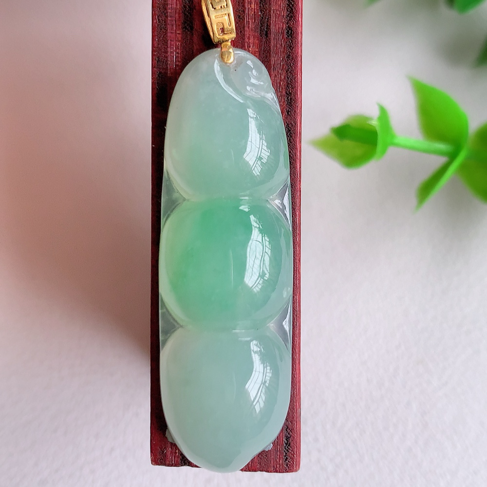 18k金扣冰润飘花福豆翡翠挂件，老种飘花  冰清玉洁  胶感十足  寓意“四季平安，福气满满”颜色鲜艳，清新自然，饱满通透   W141.9  尺寸：39-12.2-6.6mm