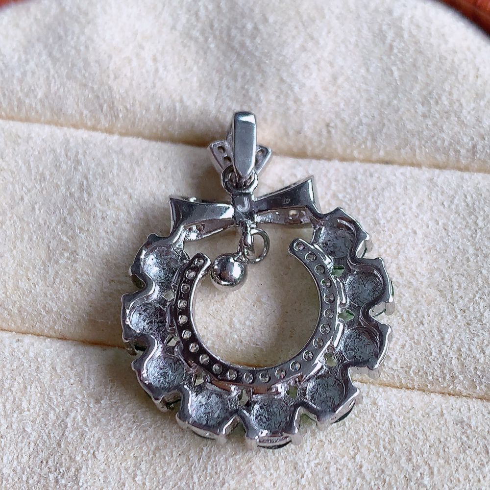 冰润飘绿圆珠翡翠吊坠，质地细腻，清秀高雅，饱满圆润  款式大方经典，颜色鲜艳，沁人心脾，高质量精品   W502.9  整体尺寸：27-20.6-3.6mm   裸石尺寸：3.8mm