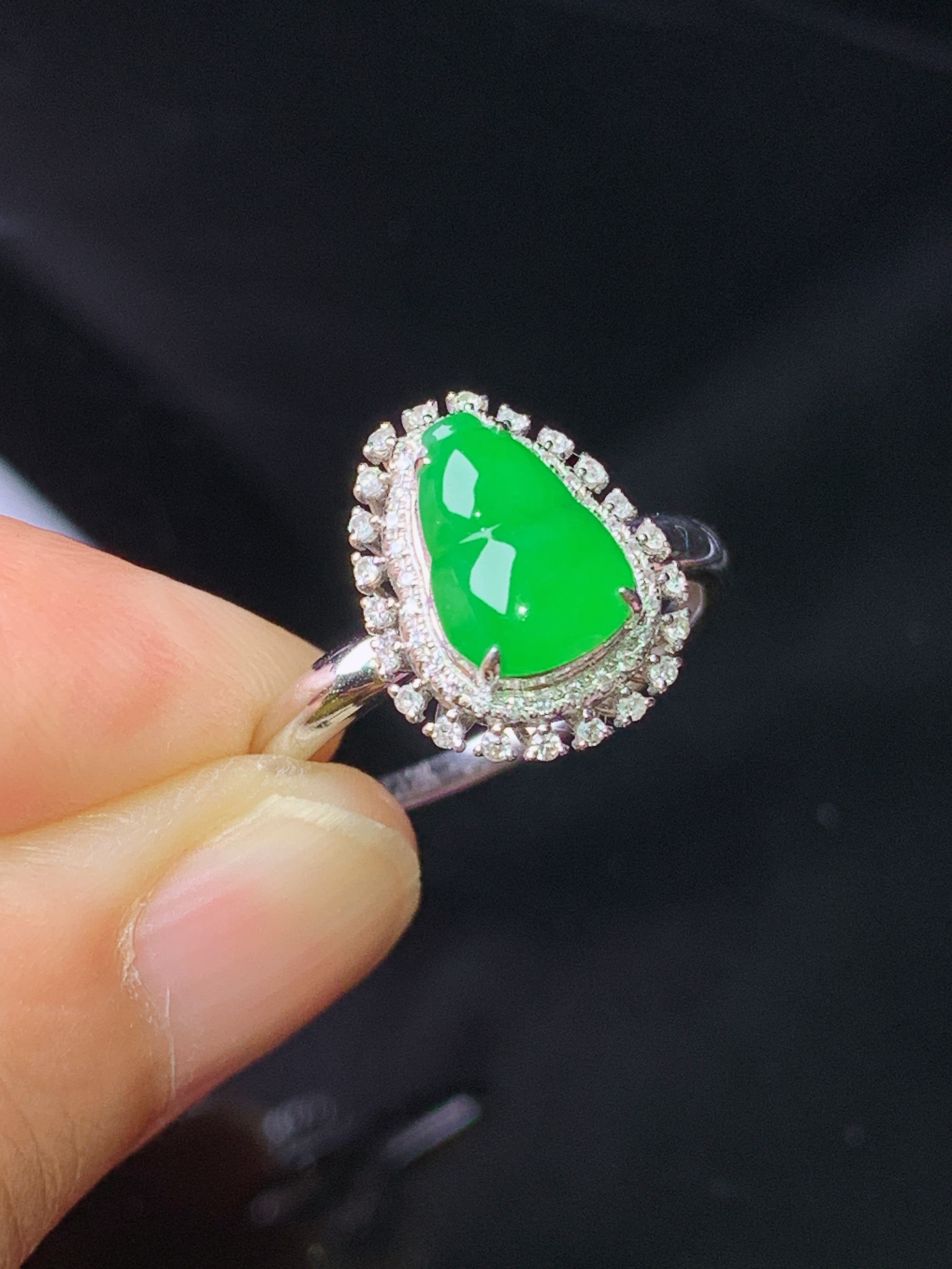 18k金钻镶嵌满绿葫芦戒指  玉质细腻 色泽艳丽 圈口13.5 整体尺寸13.6*11*7.5c2