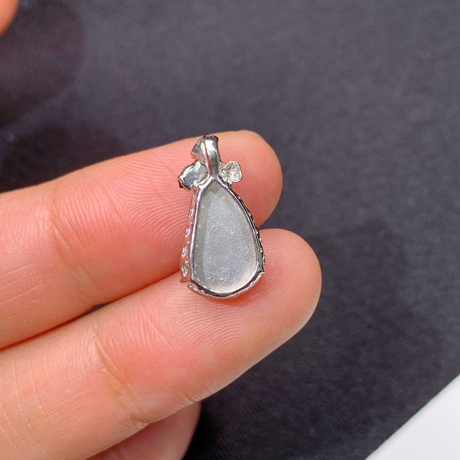 冰种福豆吊坠，18k金镶嵌，冰润起荧光，玉质细腻，种水足，Gs 尺寸16.2*8.2*4.8