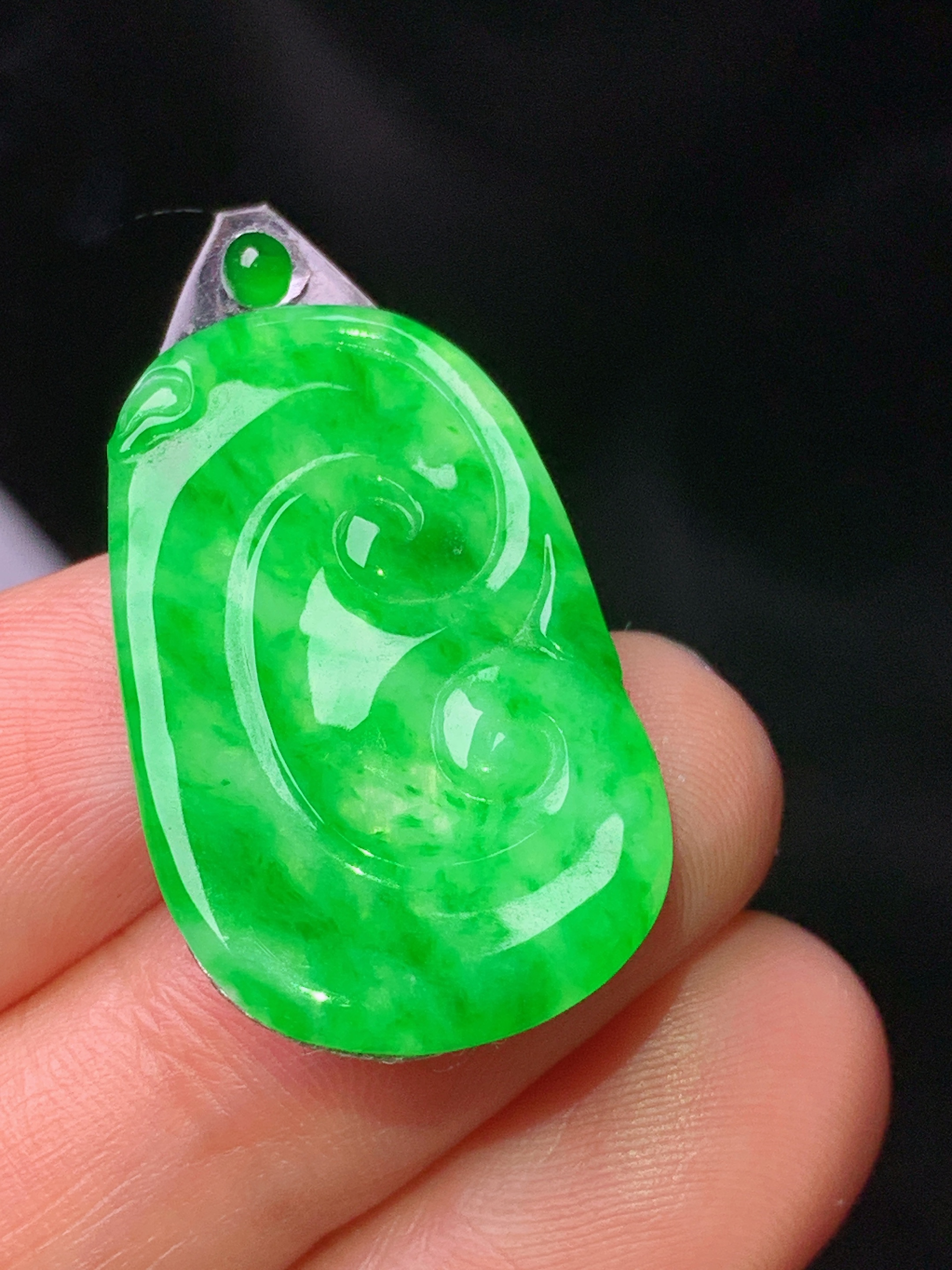 镶嵌款 翠绿如意吊坠 玉质细腻 色泽艳丽 2x整体尺寸28.6*17.5*2