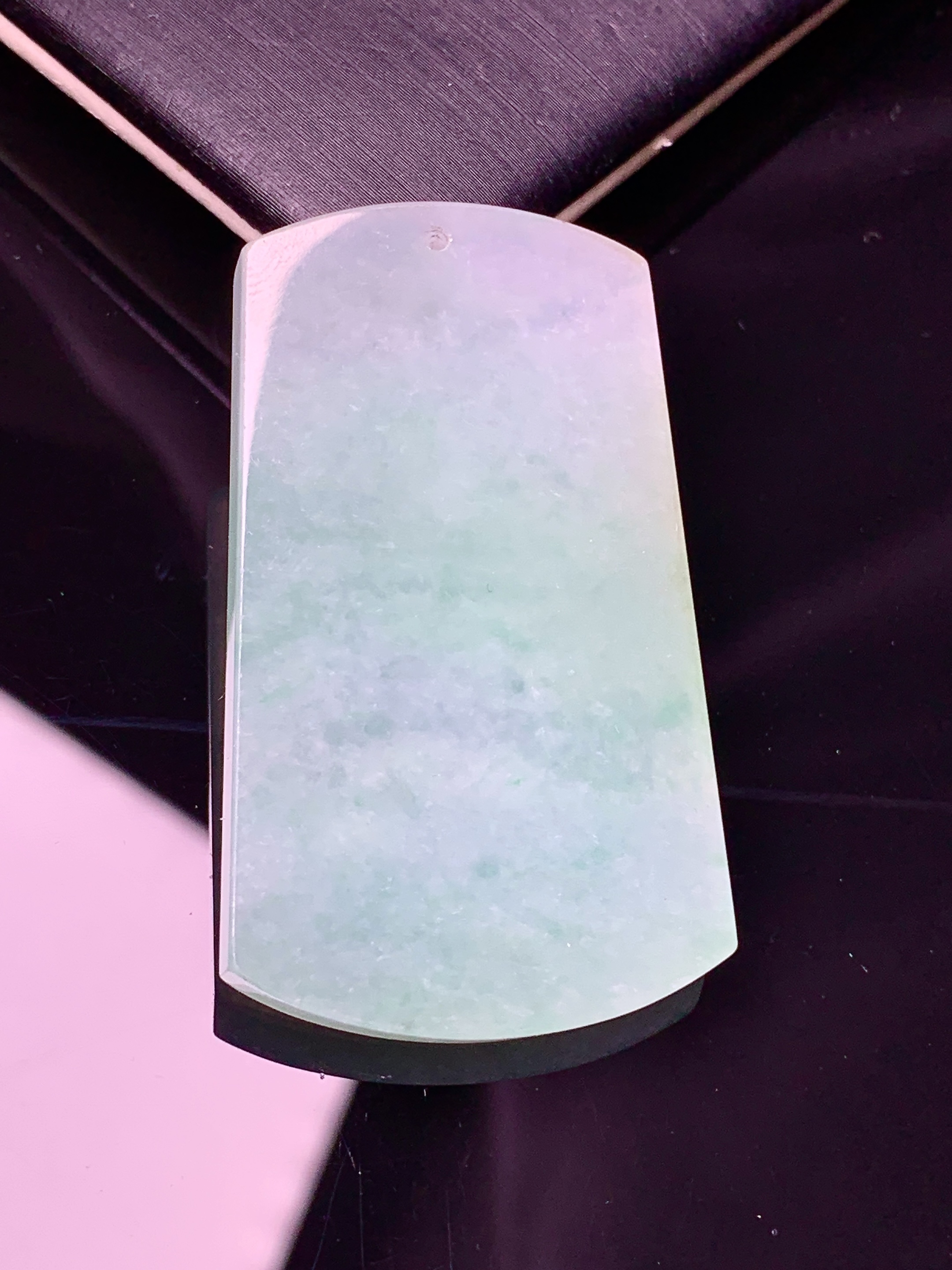 飘绿无事牌吊坠 玉质细腻 色泽艳丽 整体尺寸42.5*25.2*4z1