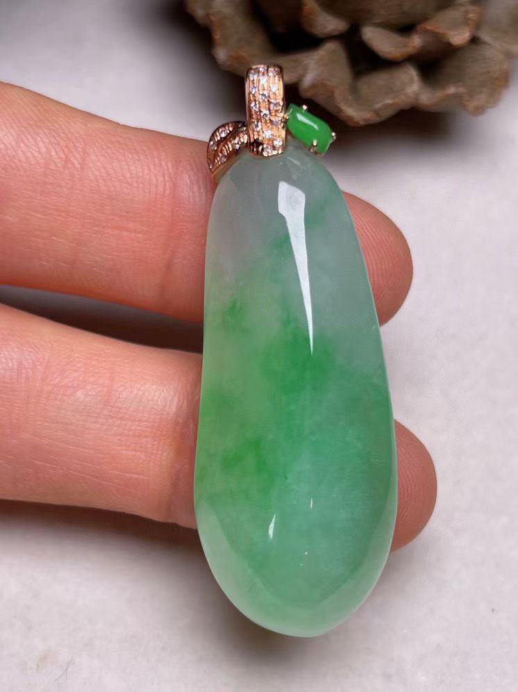 冰种飘绿福瓜吊坠、真金真钻镶嵌，种水好，玉质细腻 .裸石尺寸 39.5*16.3‘