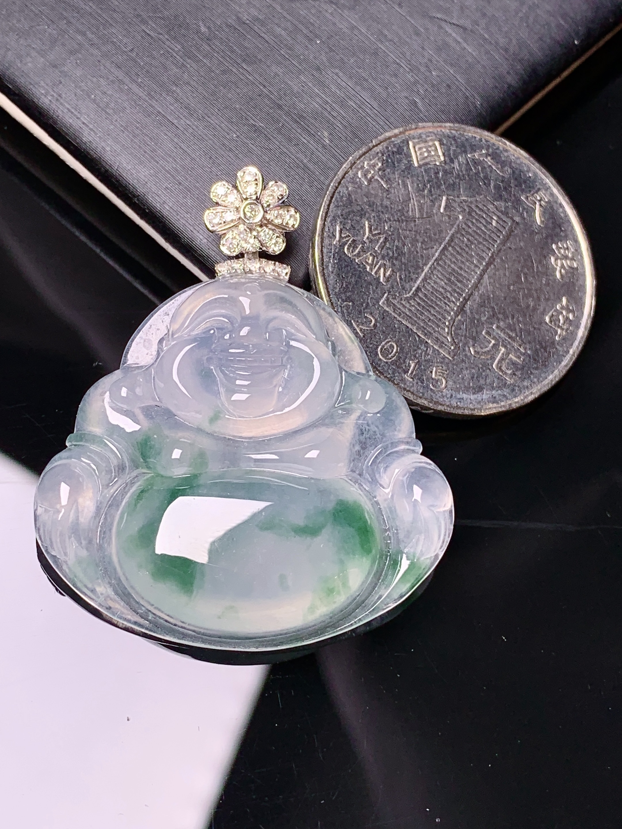 18k金钻镶嵌冰种飘绿佛公吊坠 玉质细腻 色泽艳丽 整体尺寸37*31.5*6