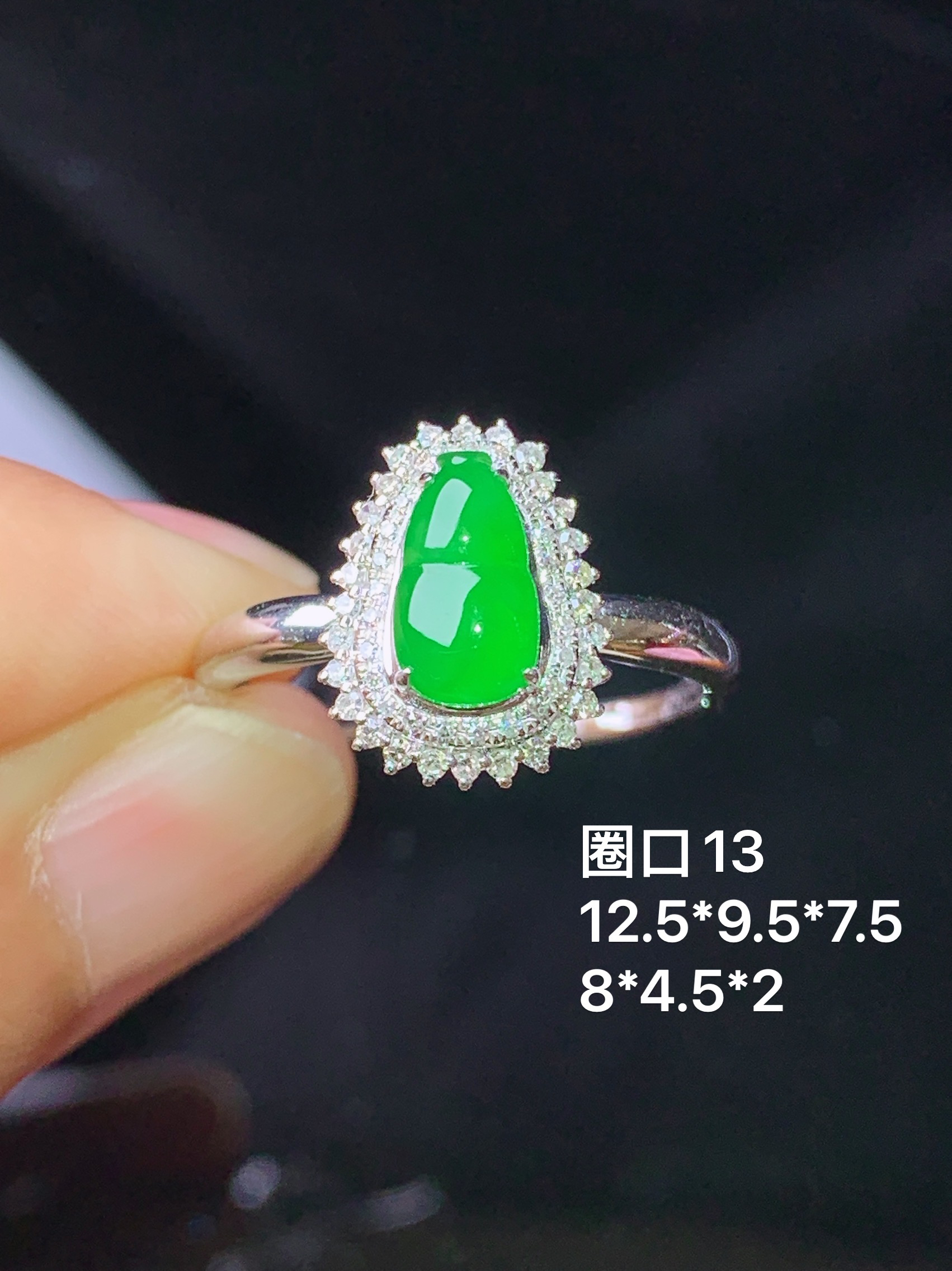 18k金钻镶嵌满绿葫芦吊坠 玉质细腻 色泽艳丽 圈口13 整体尺寸12.5*9.5*7.5c2