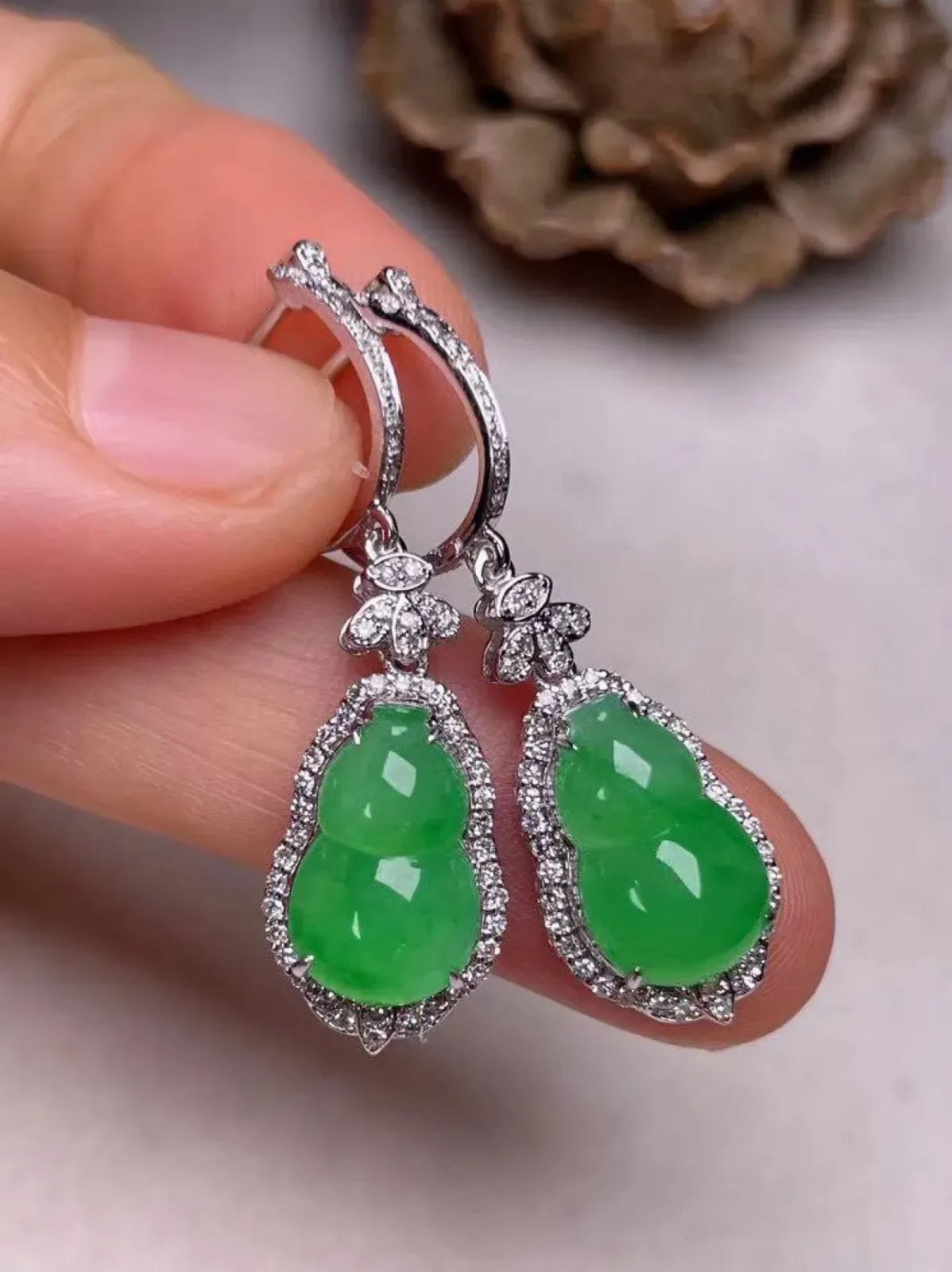 冰种阳绿葫芦耳坠、真金真钻镶嵌，种水好，玉质细腻 .裸石尺寸 12.6*7.9‘