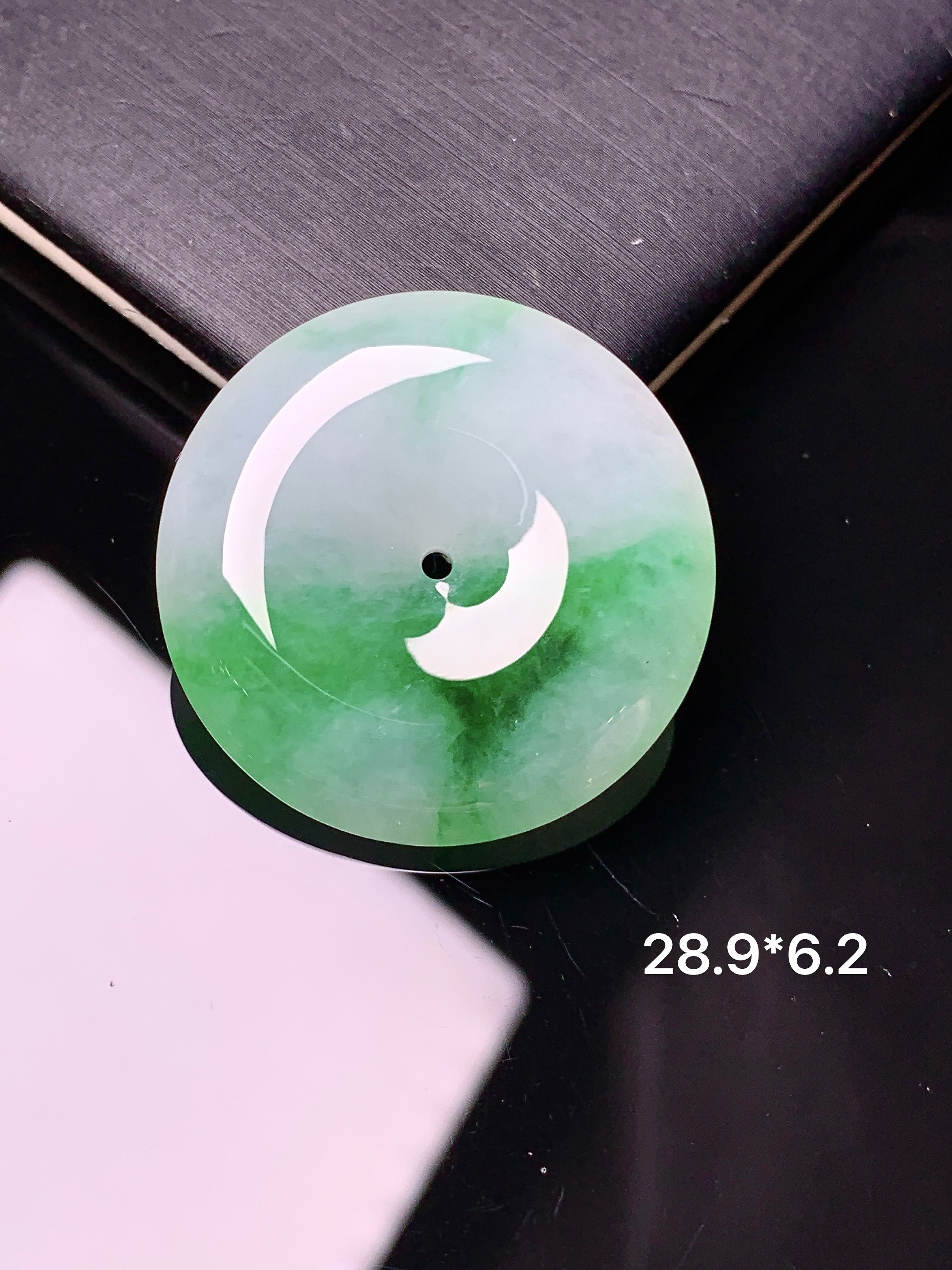 飘绿平安扣吊坠 玉质细腻 色泽艳丽 整体尺寸28.9*6.2x1