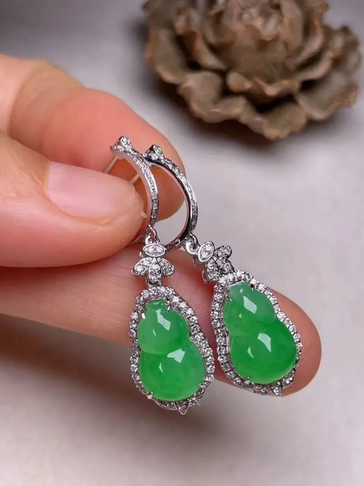 冰种阳绿葫芦耳坠、真金真钻镶嵌，种水好，玉质细腻 .裸石尺寸 12.6*7.9‘